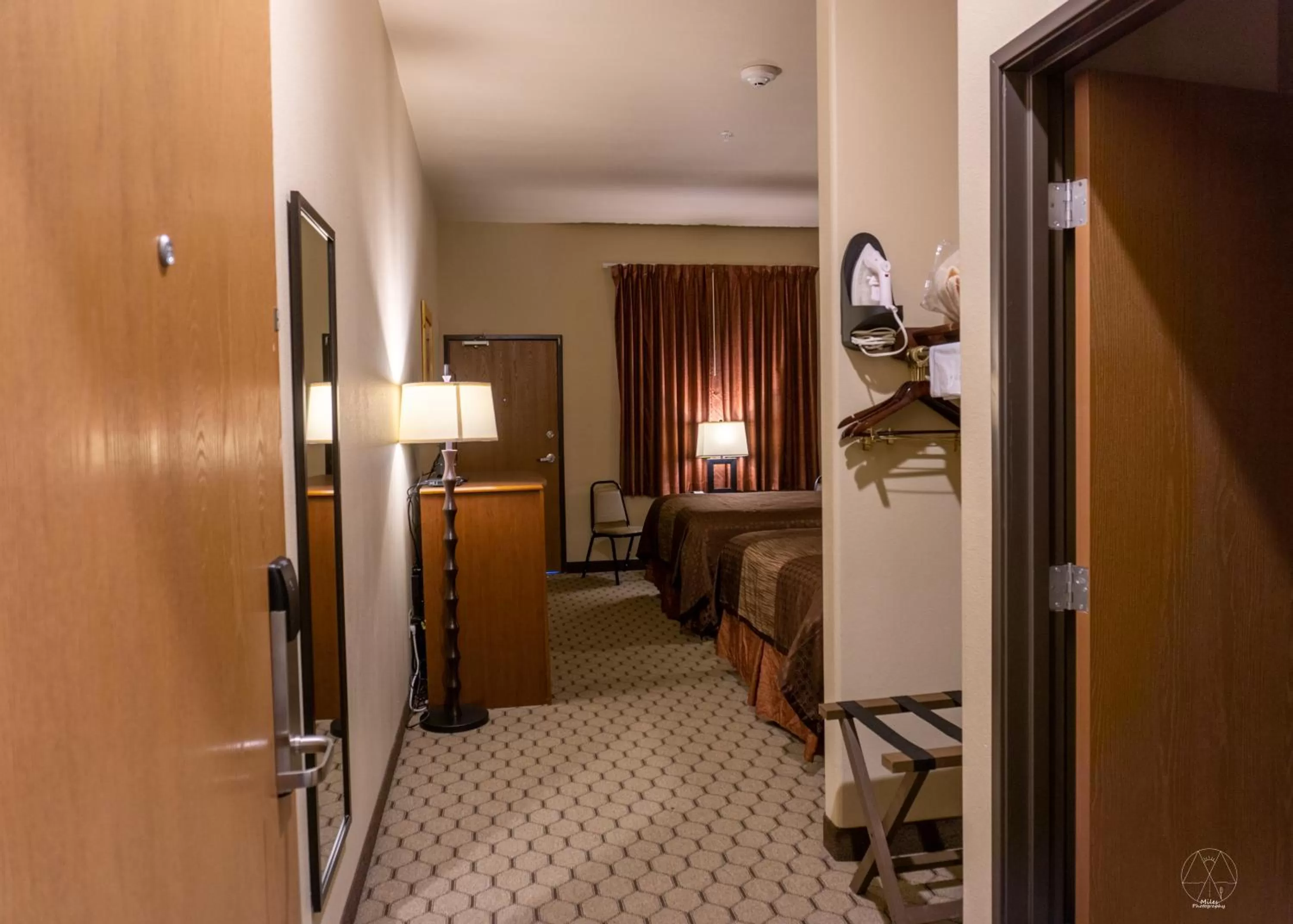 Bed, TV/Entertainment Center in Newcastle Lodge & Convention Center