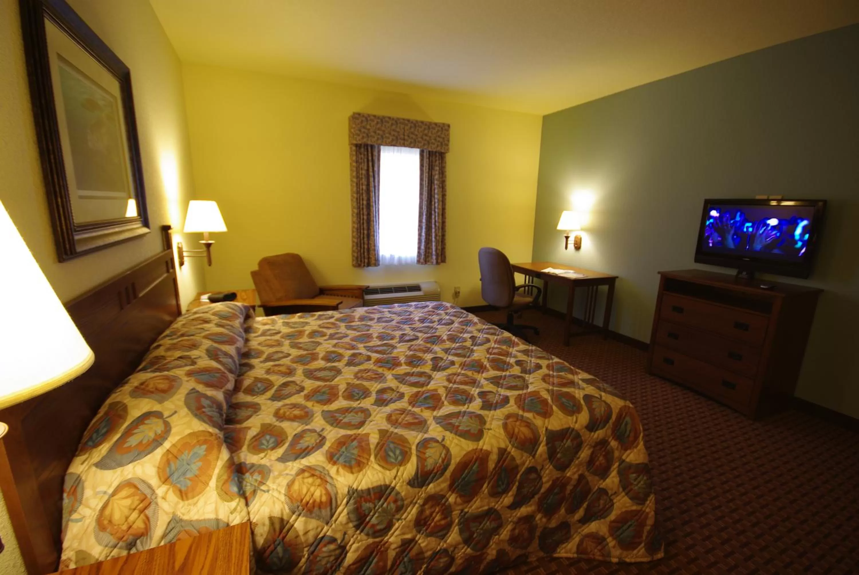 Bed in Mountain Inn & Suites Airport - Hendersonville