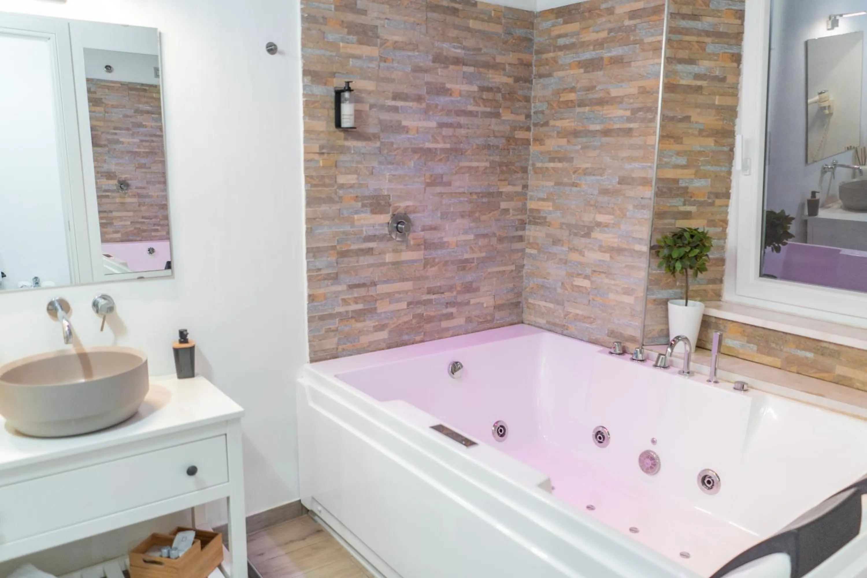 Hot Tub in iRooms - Spanish Steps