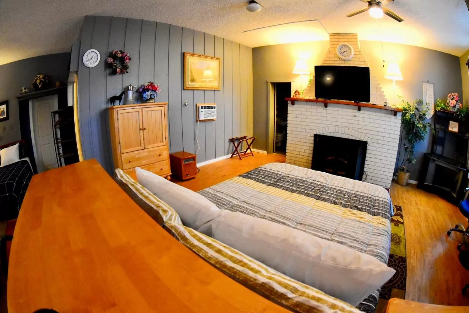 Bed in Salmon River Inn