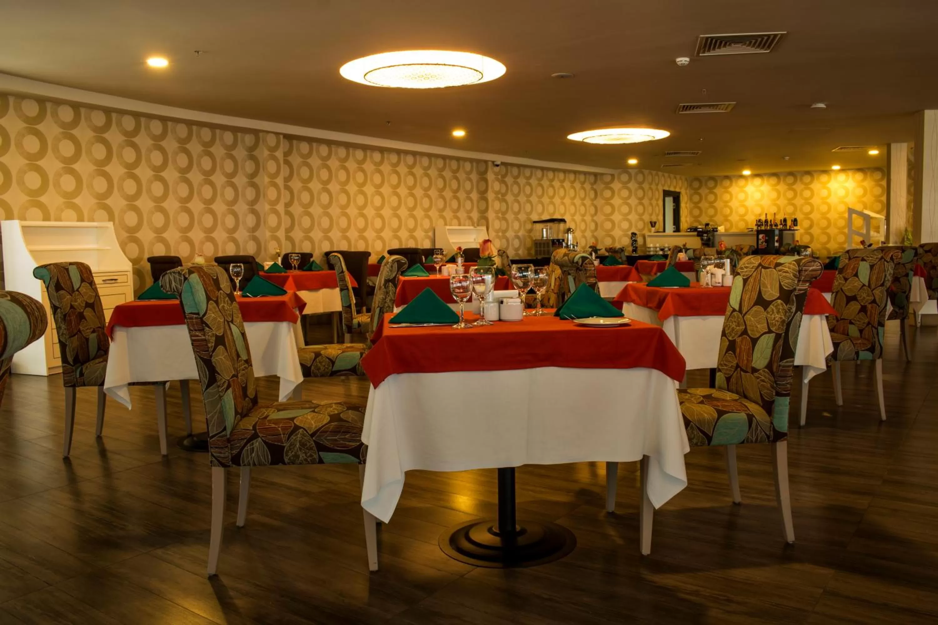 Restaurant/places to eat in Sky Tower King Hotel