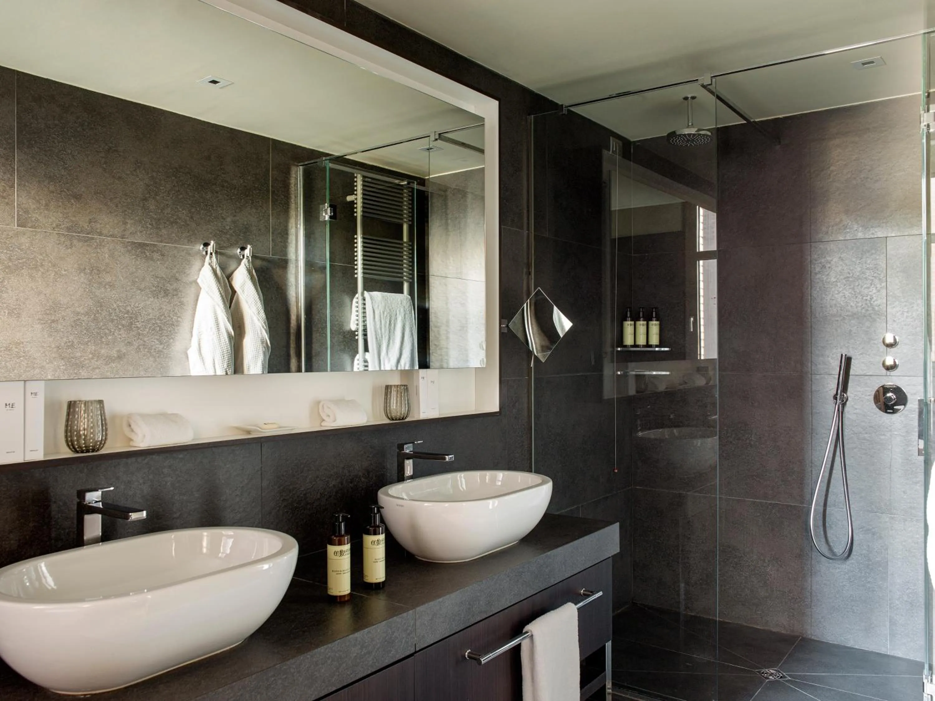 Shower in ME Milan Il Duca