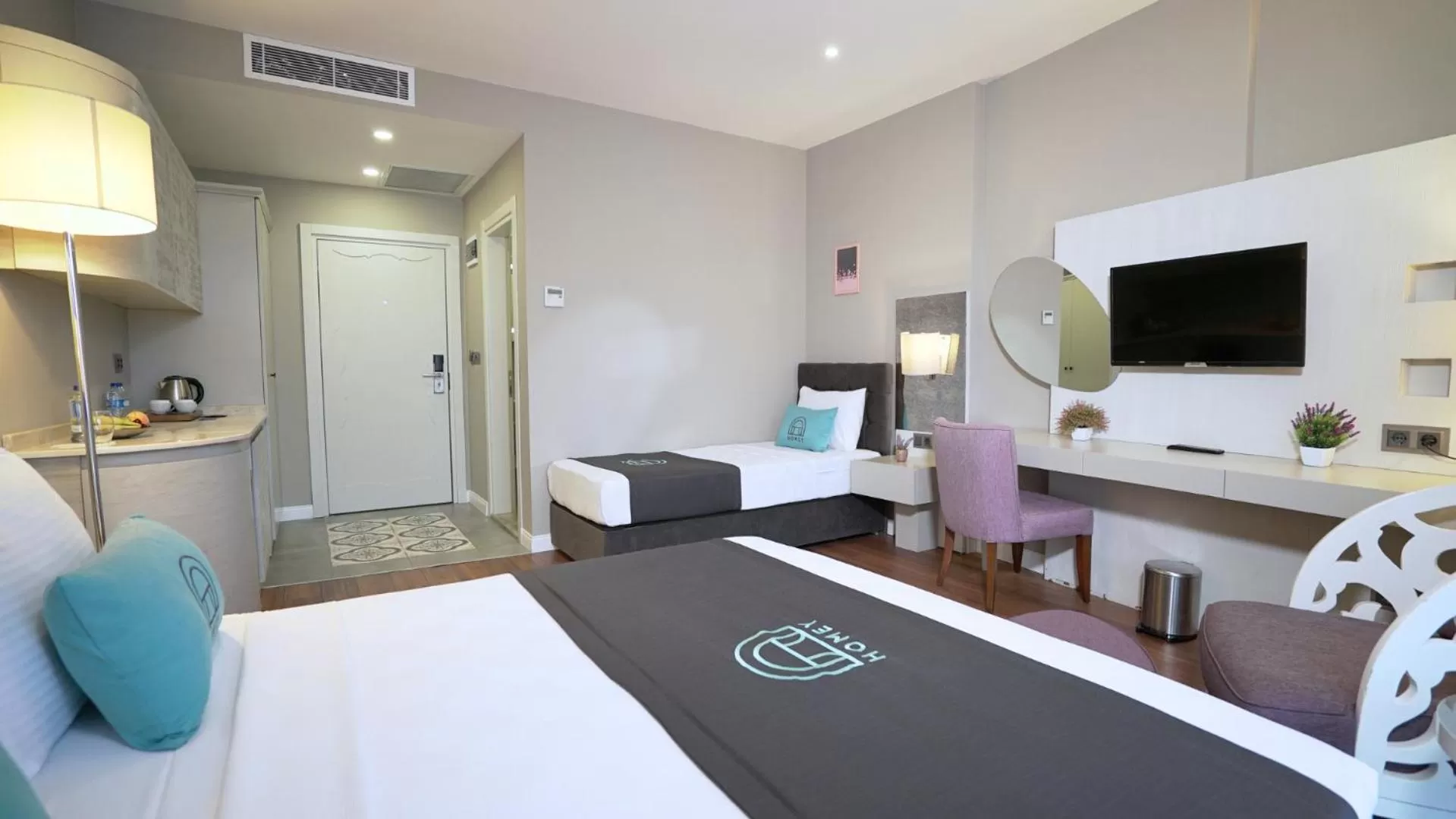 Communal lounge/ TV room, Bed in Homey AirPort Hotel