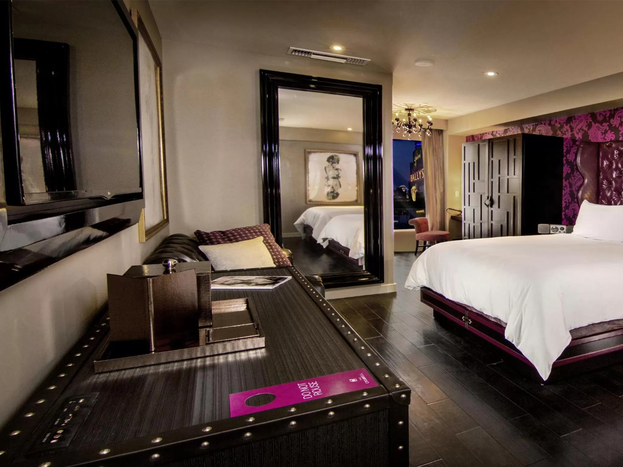Photo of the whole room, Bed in The Cromwell, A Caesars Destination