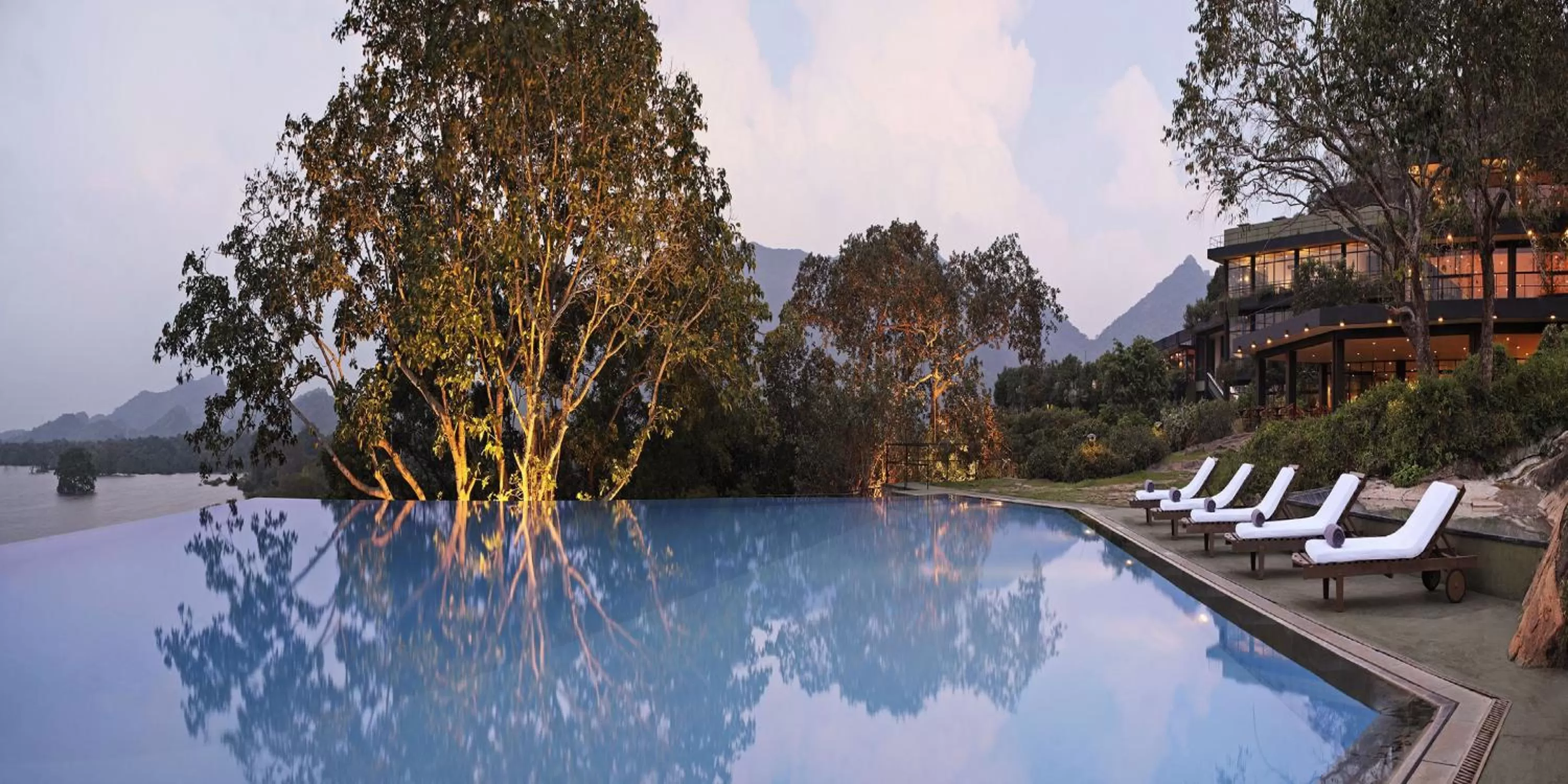 Swimming pool in Heritance Kandalama