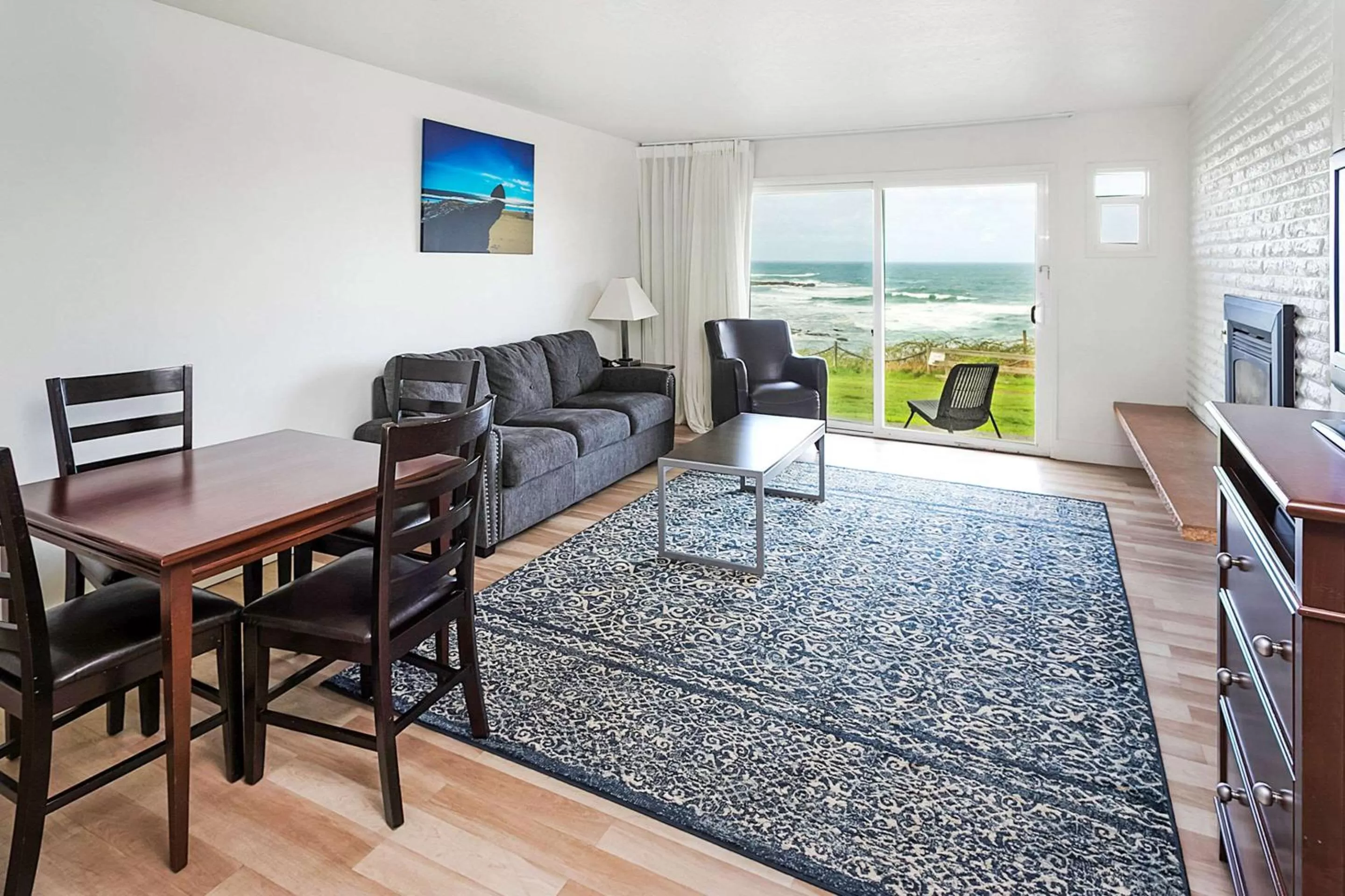 Bedroom in Clarion Inn Surfrider Resort