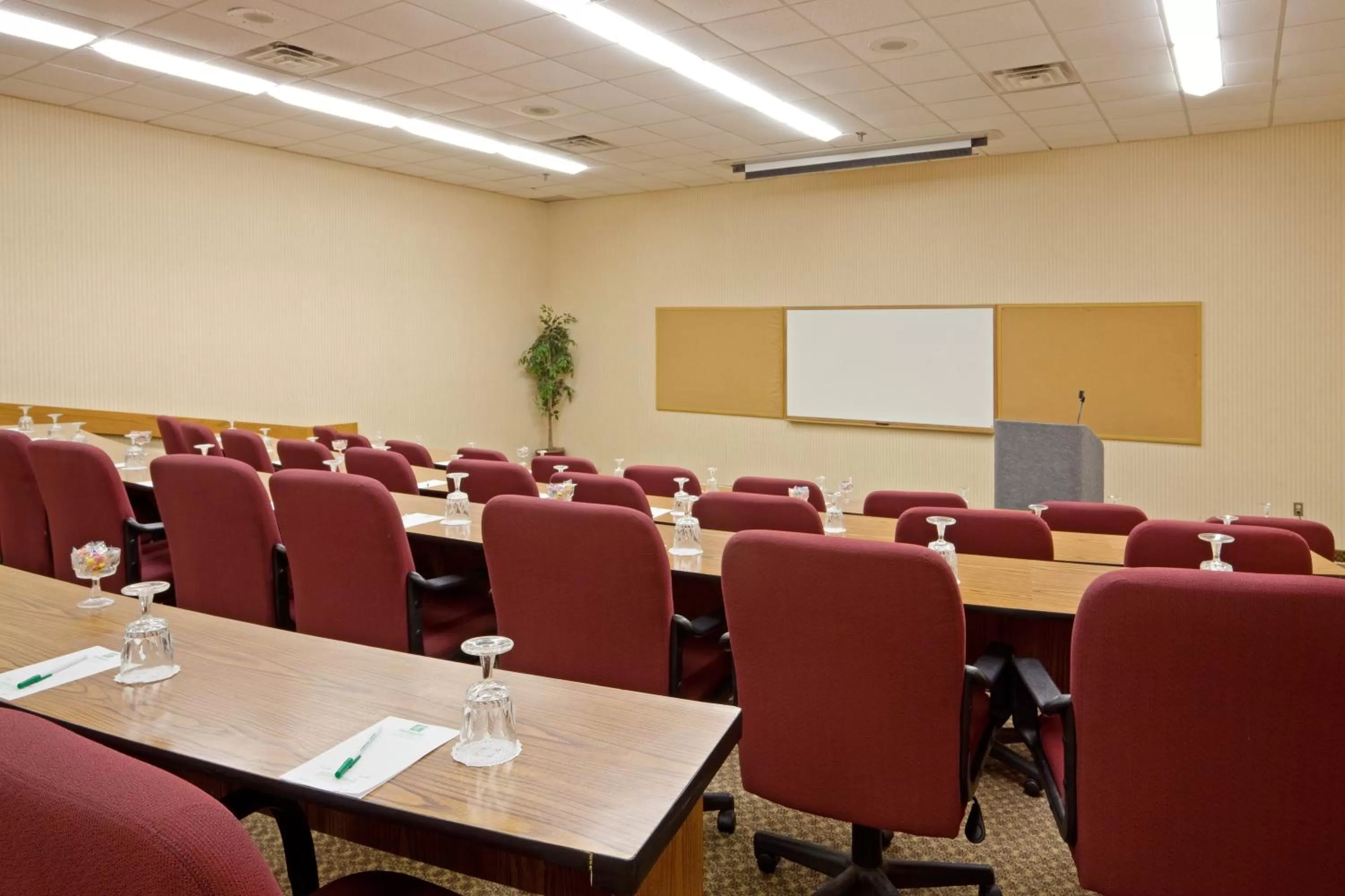Meeting/conference room in enVision Hotel & Conference Center Mansfield-Foxboro