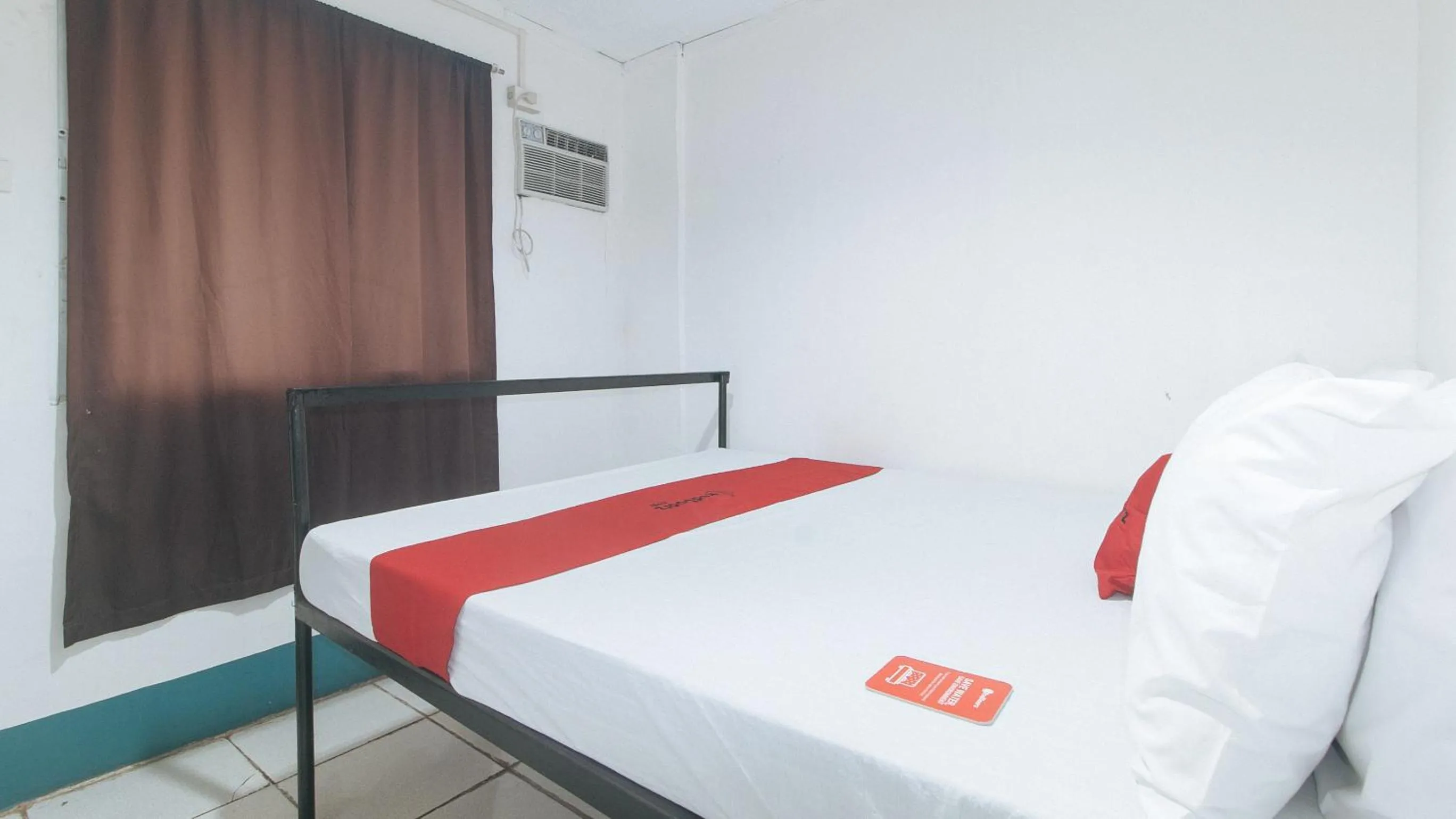 Photo of the whole room, Bed in RedDoorz at Crowne One Condo