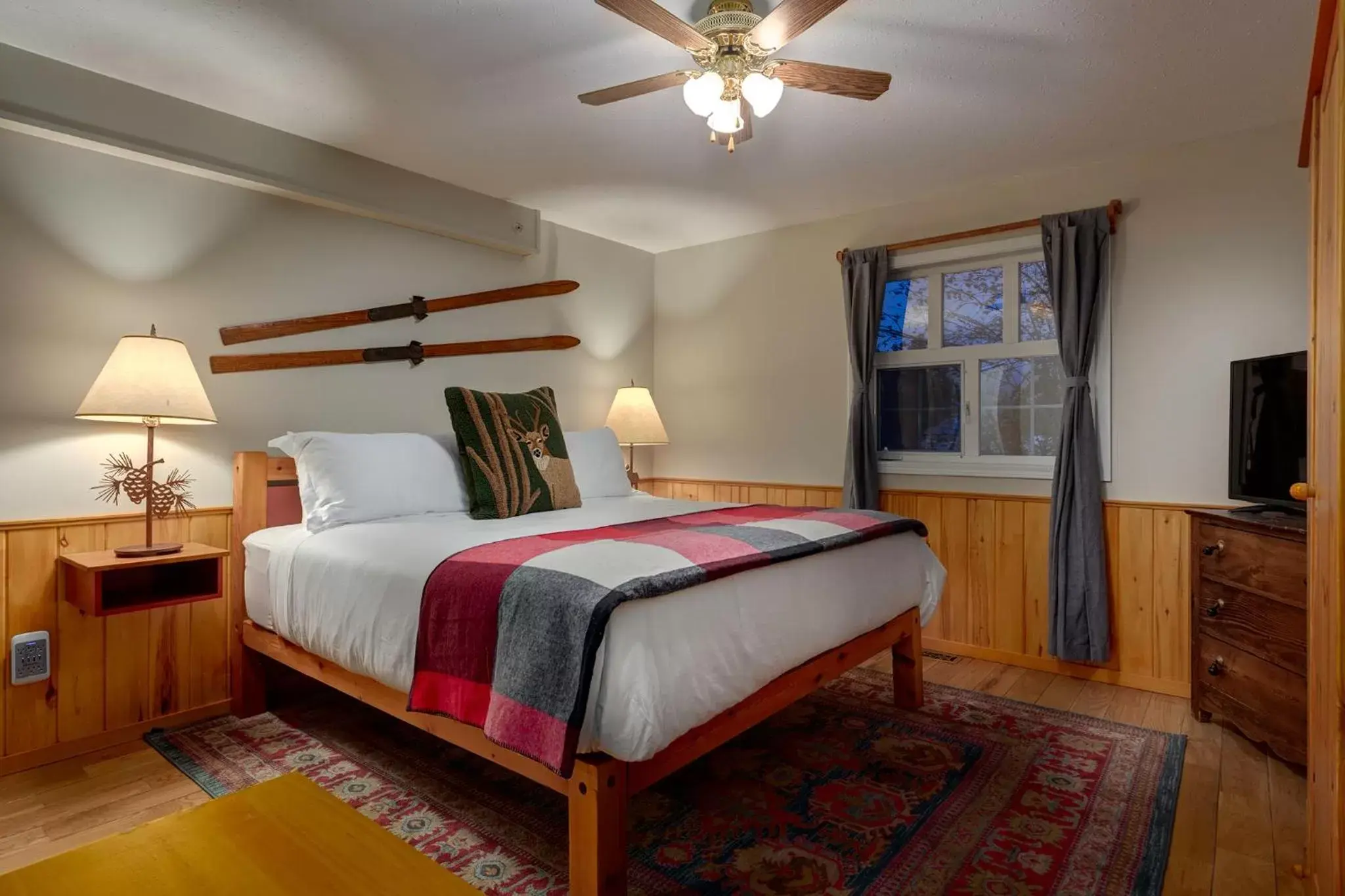 King Room in Courthouse Inn Revelstoke King Room in Courthouse Inn Revelstoke