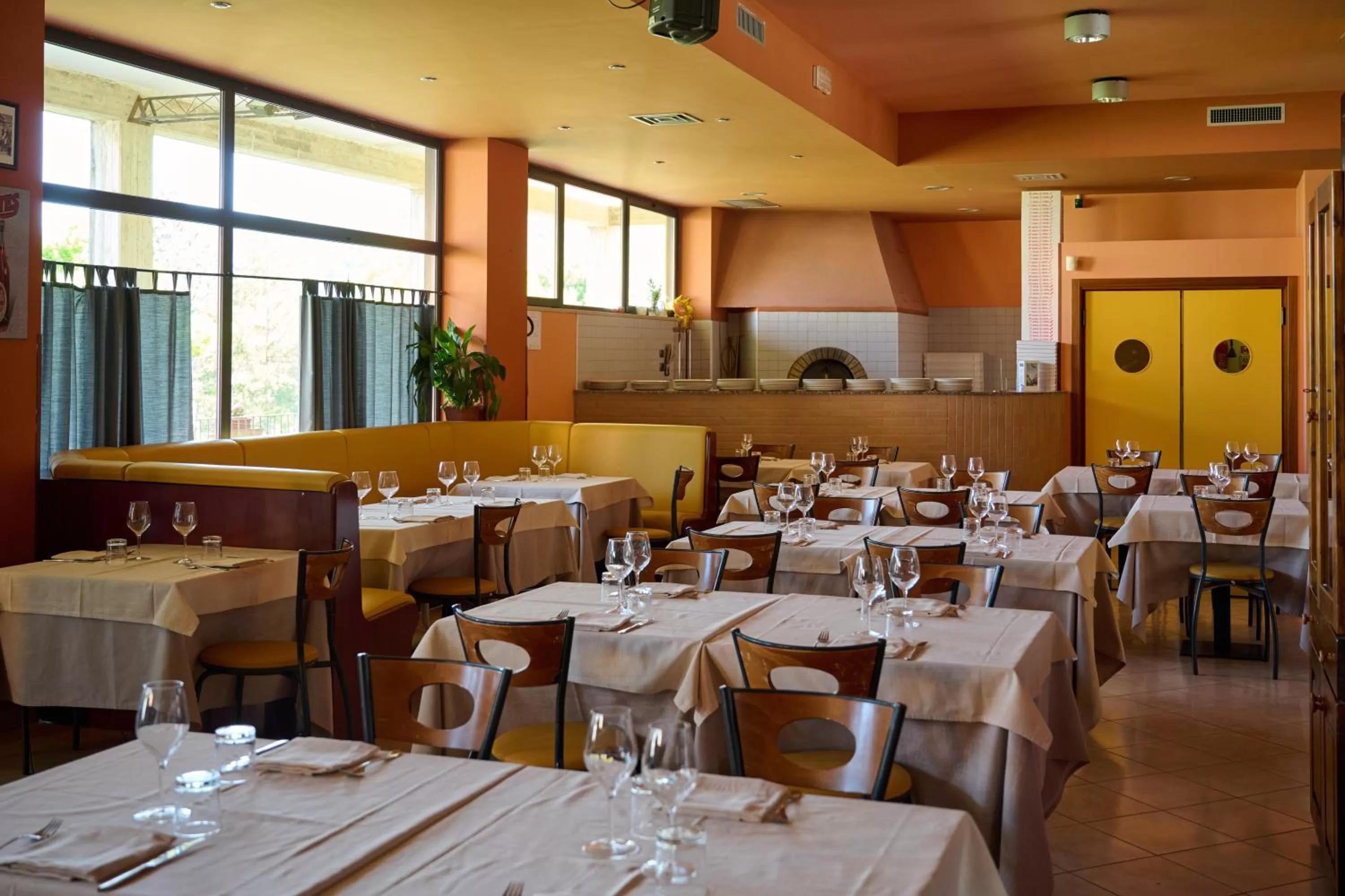 Restaurant/places to eat in Albergo Shine