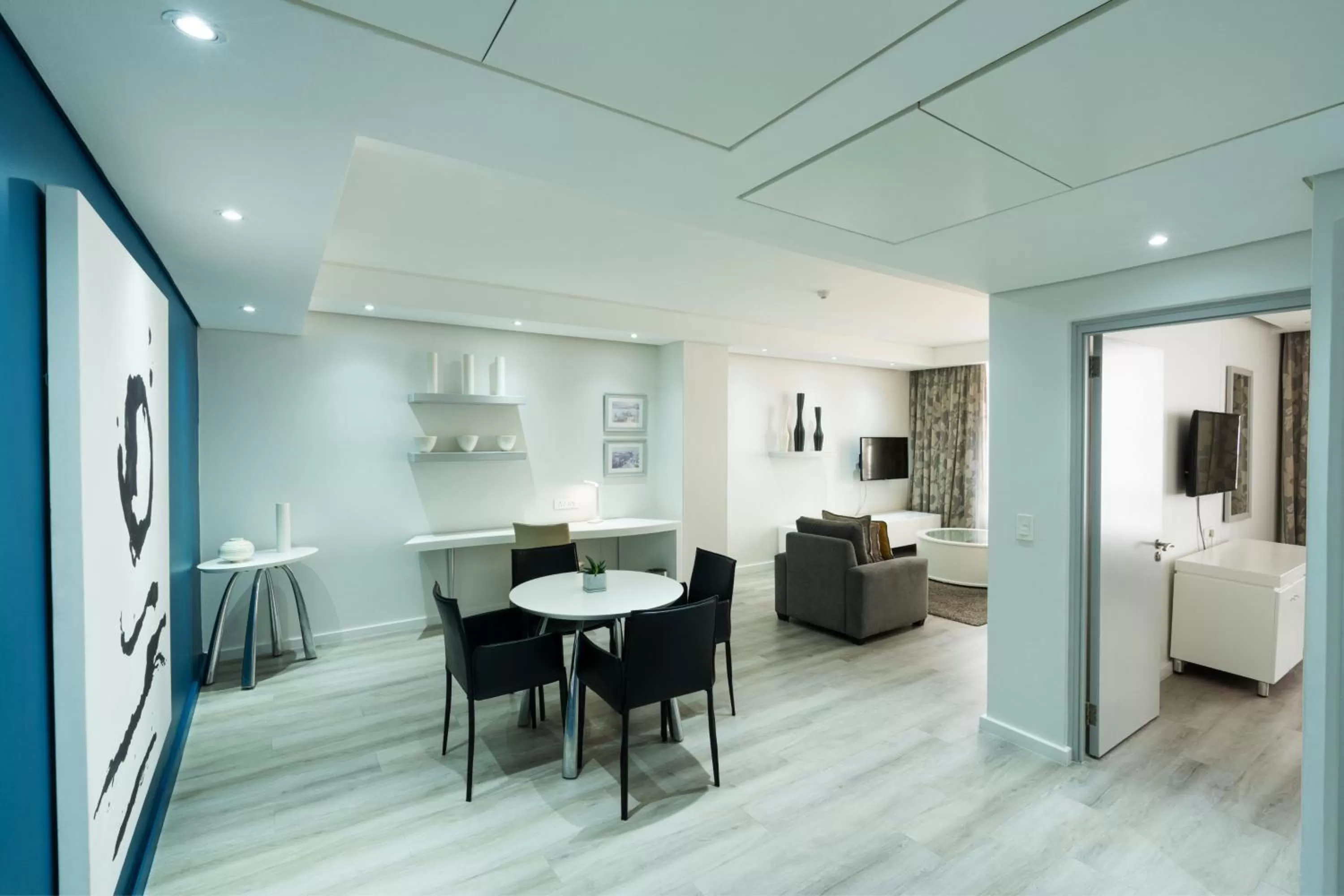 Photo of the whole room in Protea Hotel by Marriott Cape Town North Wharf