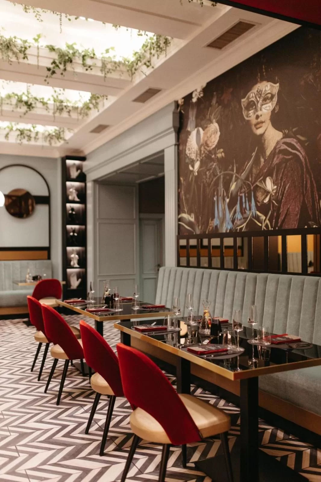 Restaurant/places to eat in Hotel Select