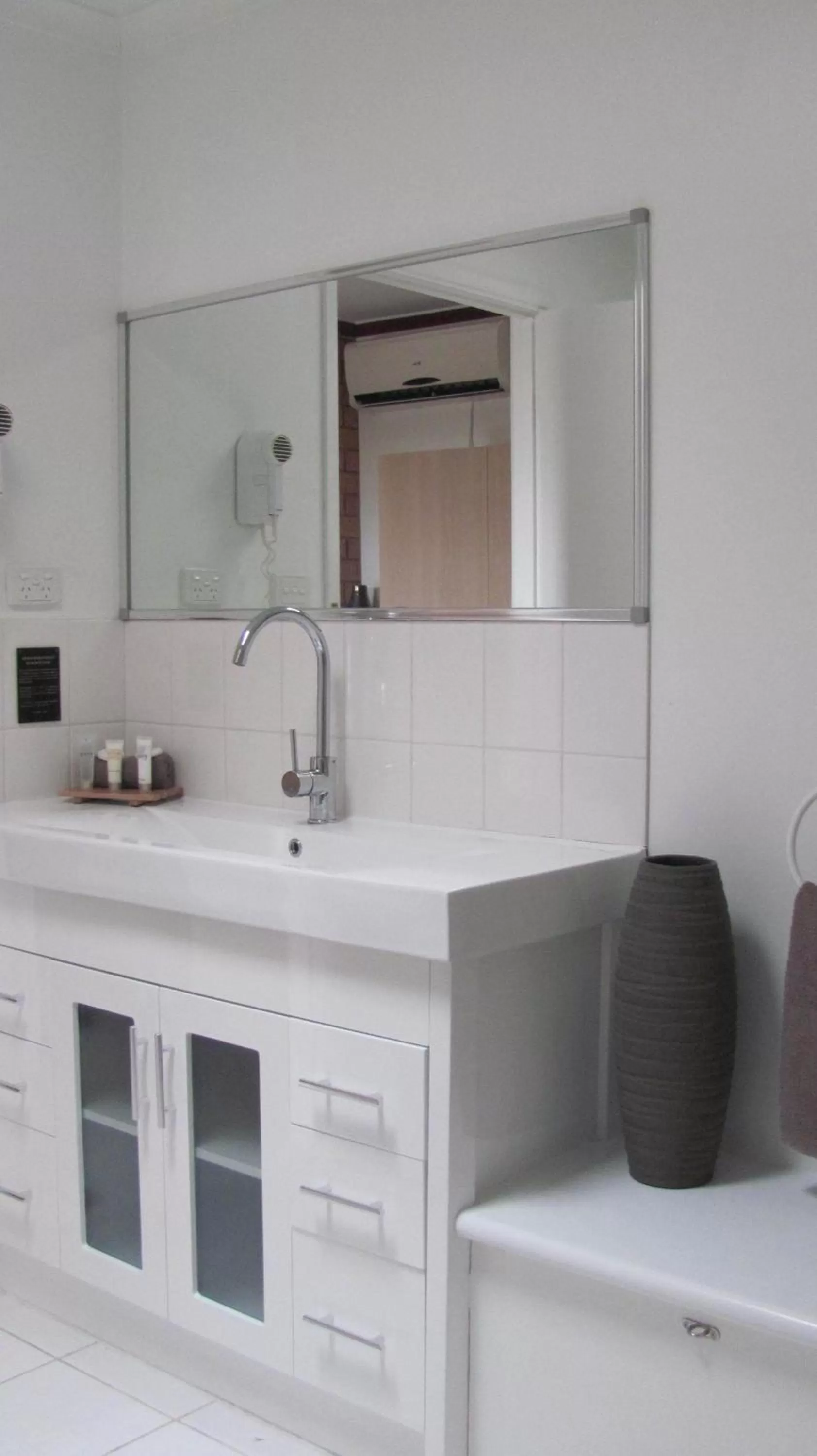 Bathroom in Bristol Hill Motor Inn