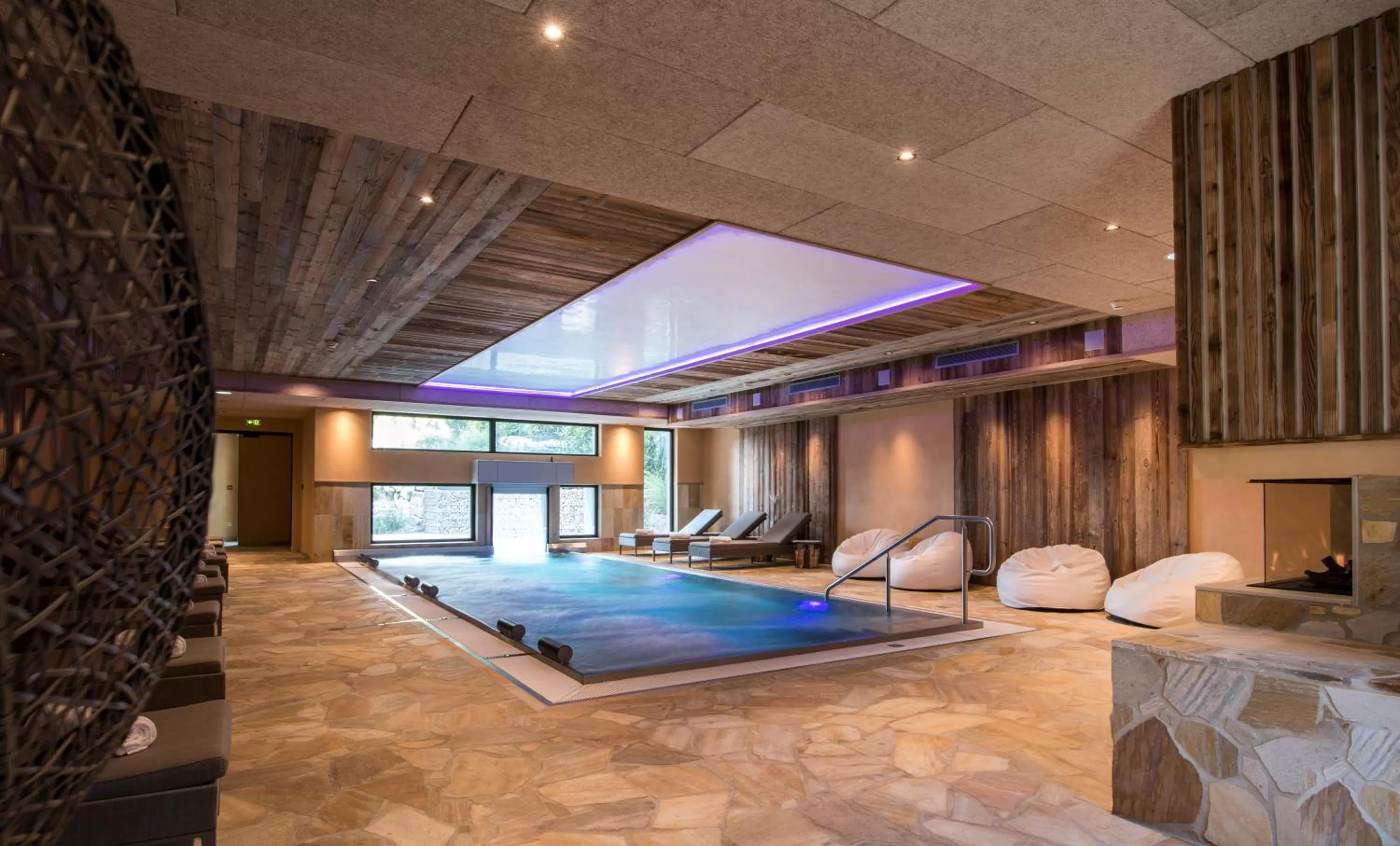 Hot Tub in Hostellerie Des Châteaux & Spa