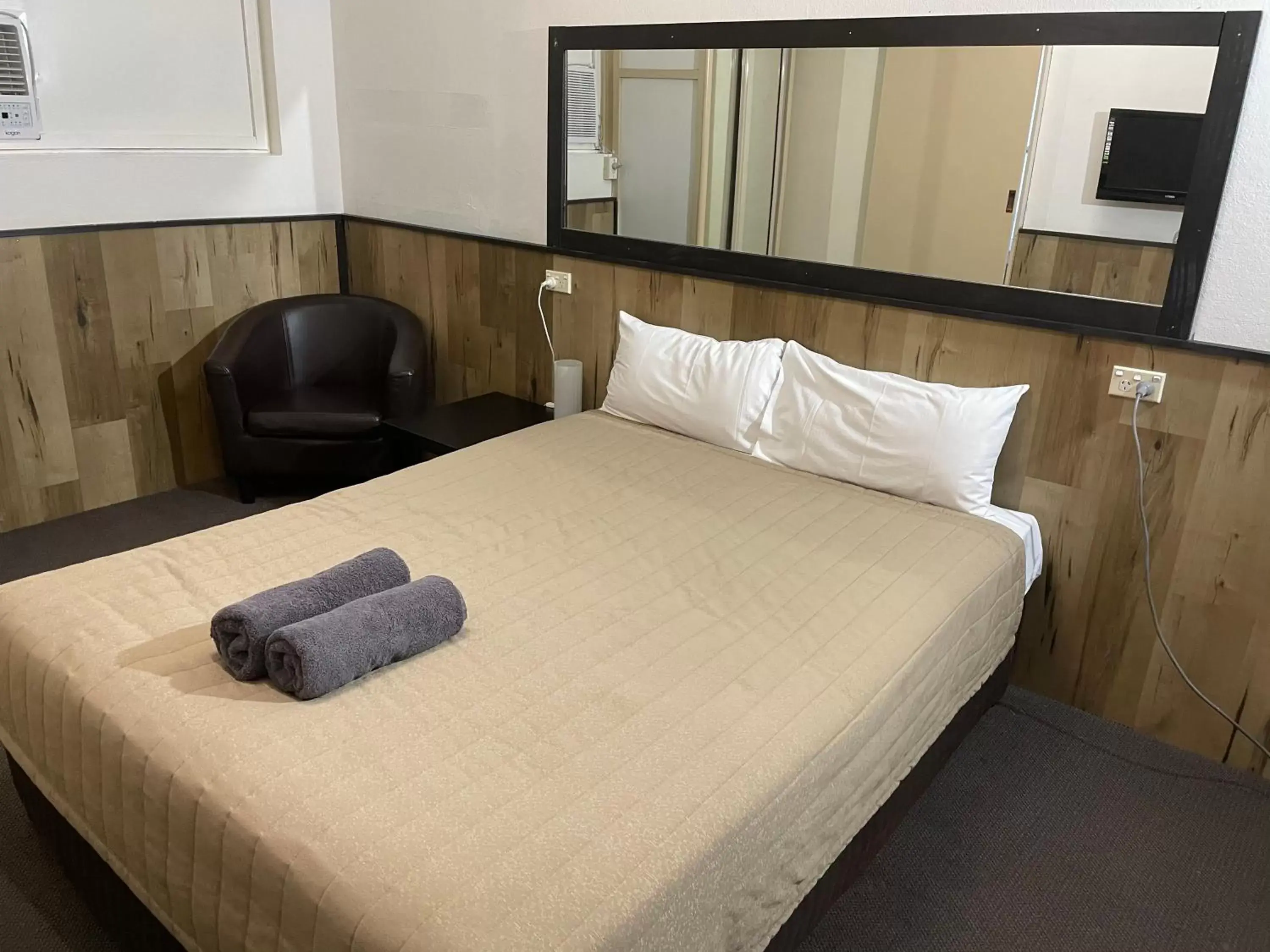 Budget Queen Room in Countryman Motor Inn Cowra Budget Queen Room in Countryman Motor Inn Cowra