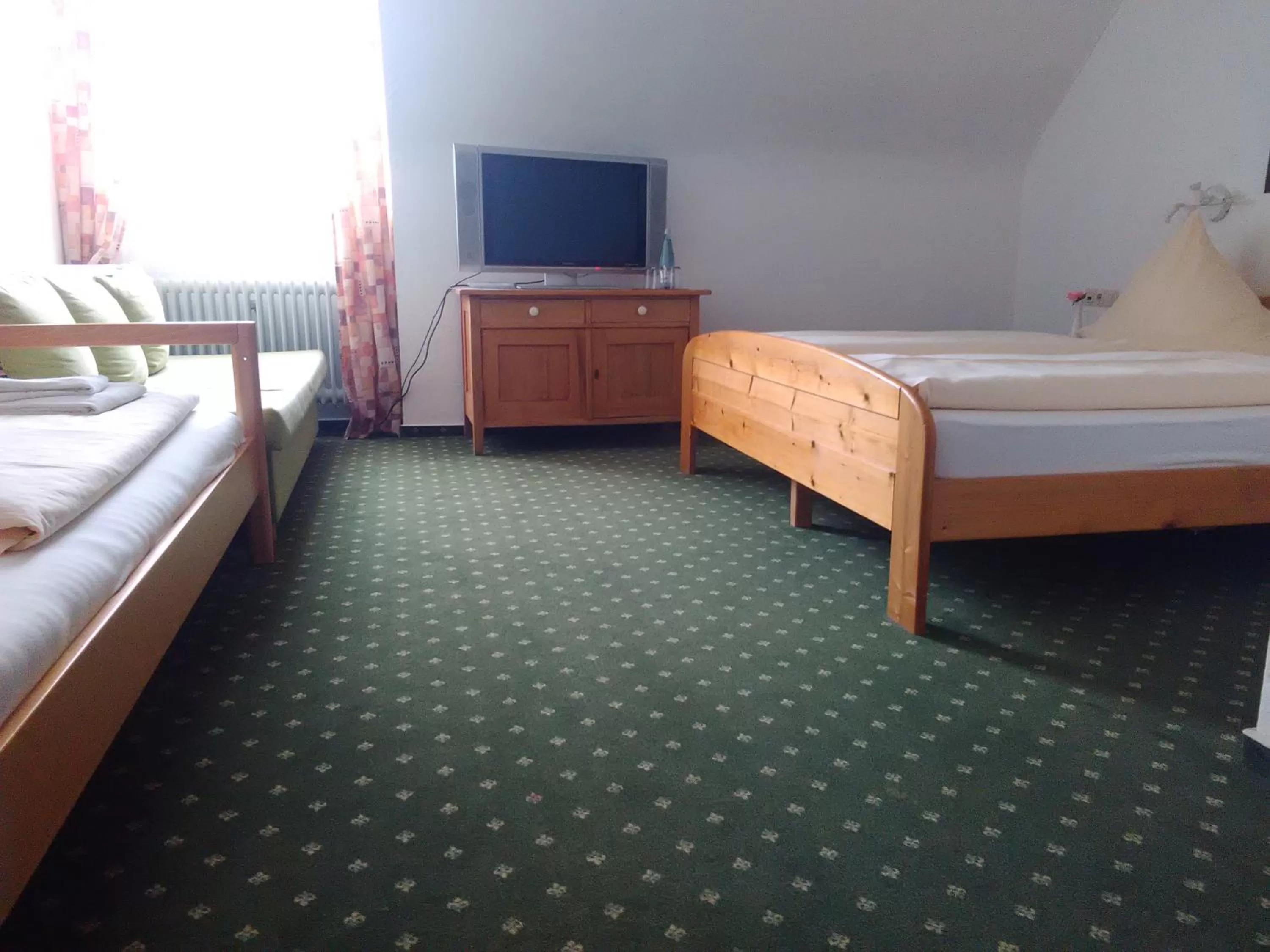 Standard Triple Room (2 Adults + 1 Child) in Pension Mühlencafe