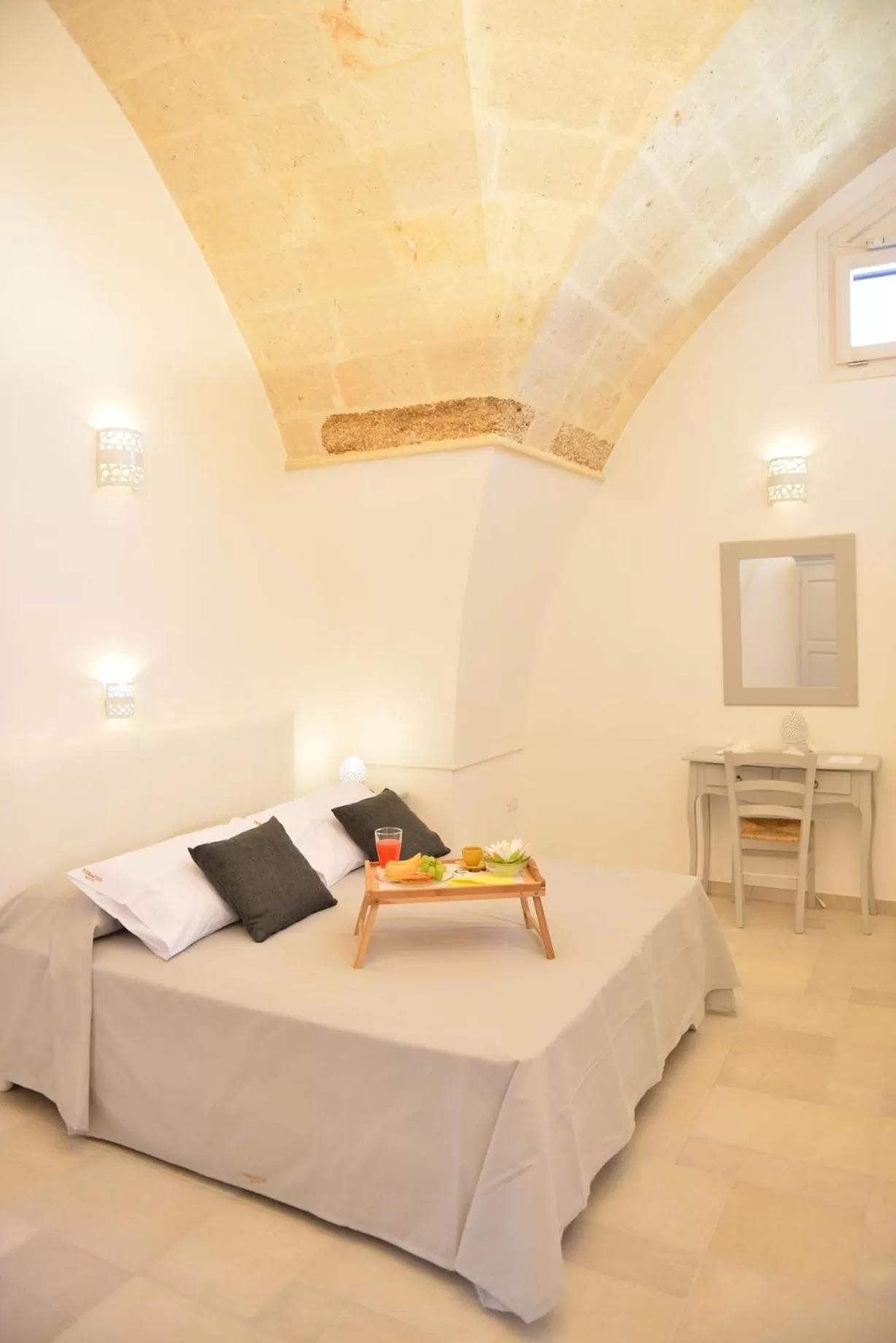 Bedroom, Bed in Tobacco Suite