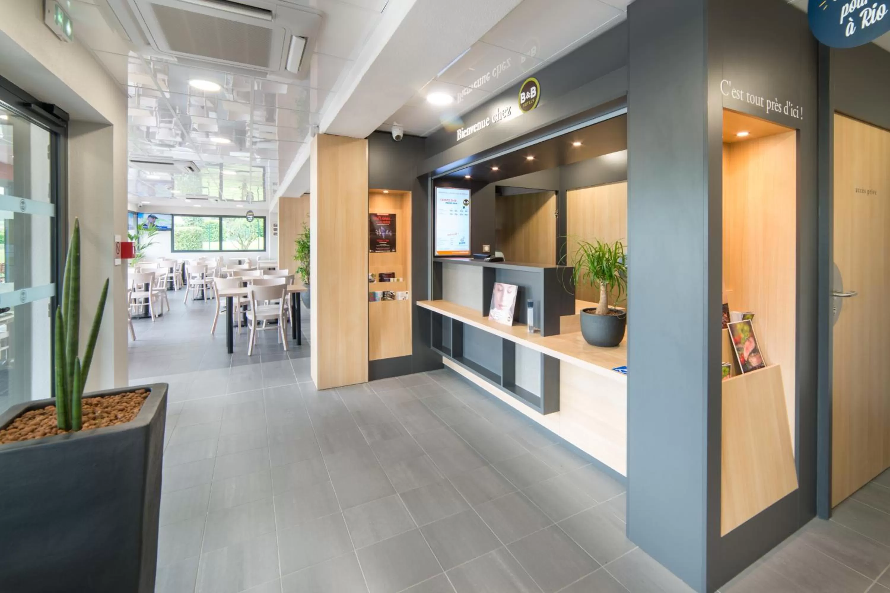 Lobby or reception in B&B HOTEL Verdun