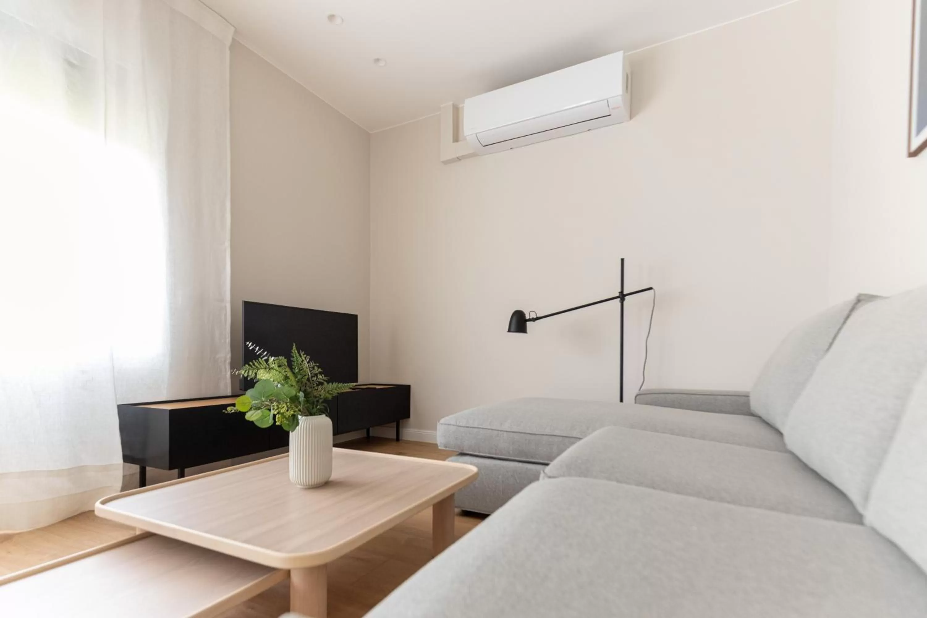 Communal lounge/ TV room in Atica Apartments - by Weflating