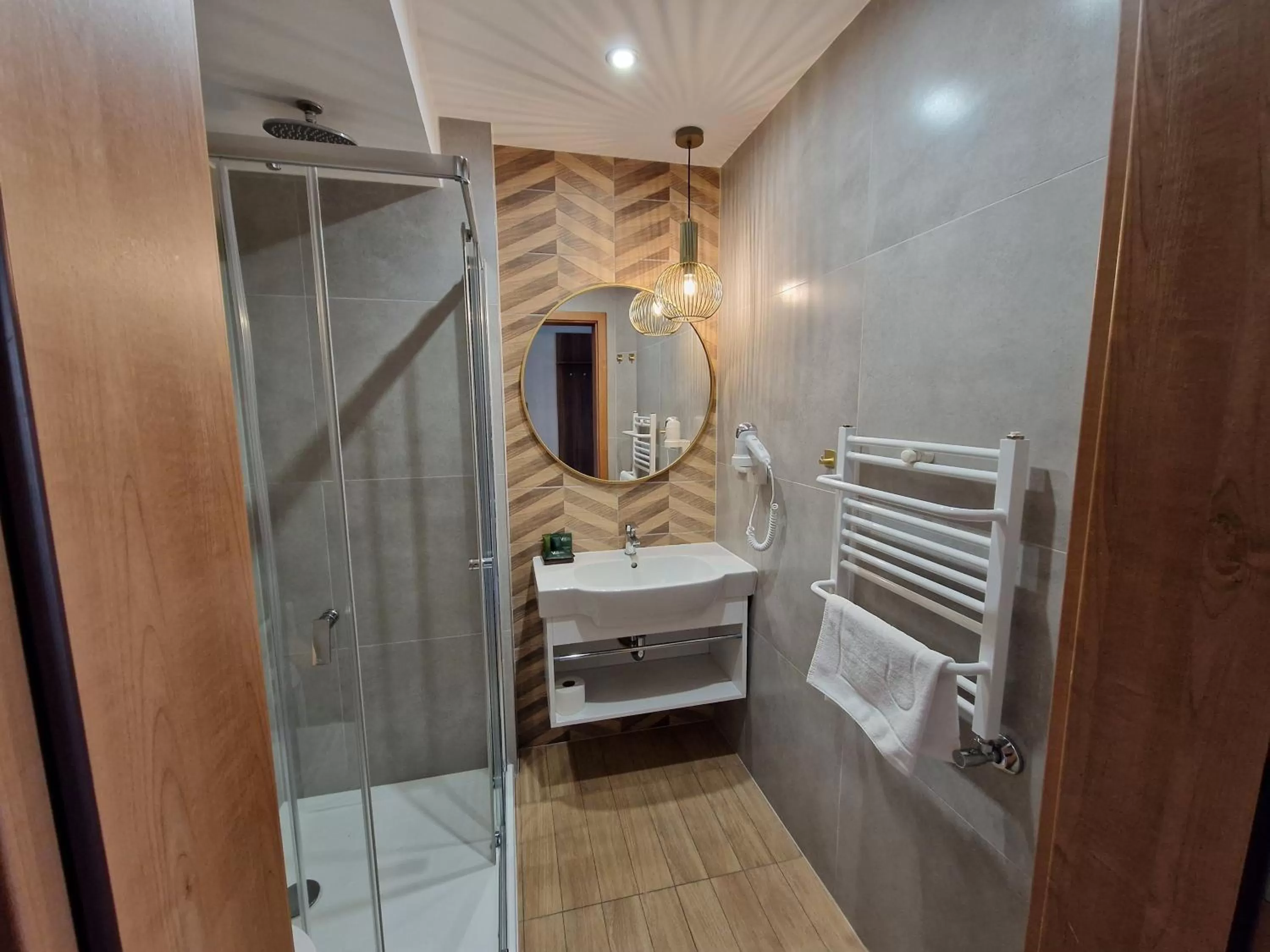 Bathroom, Bed in Hotel Verde Montana Wellness & Spa