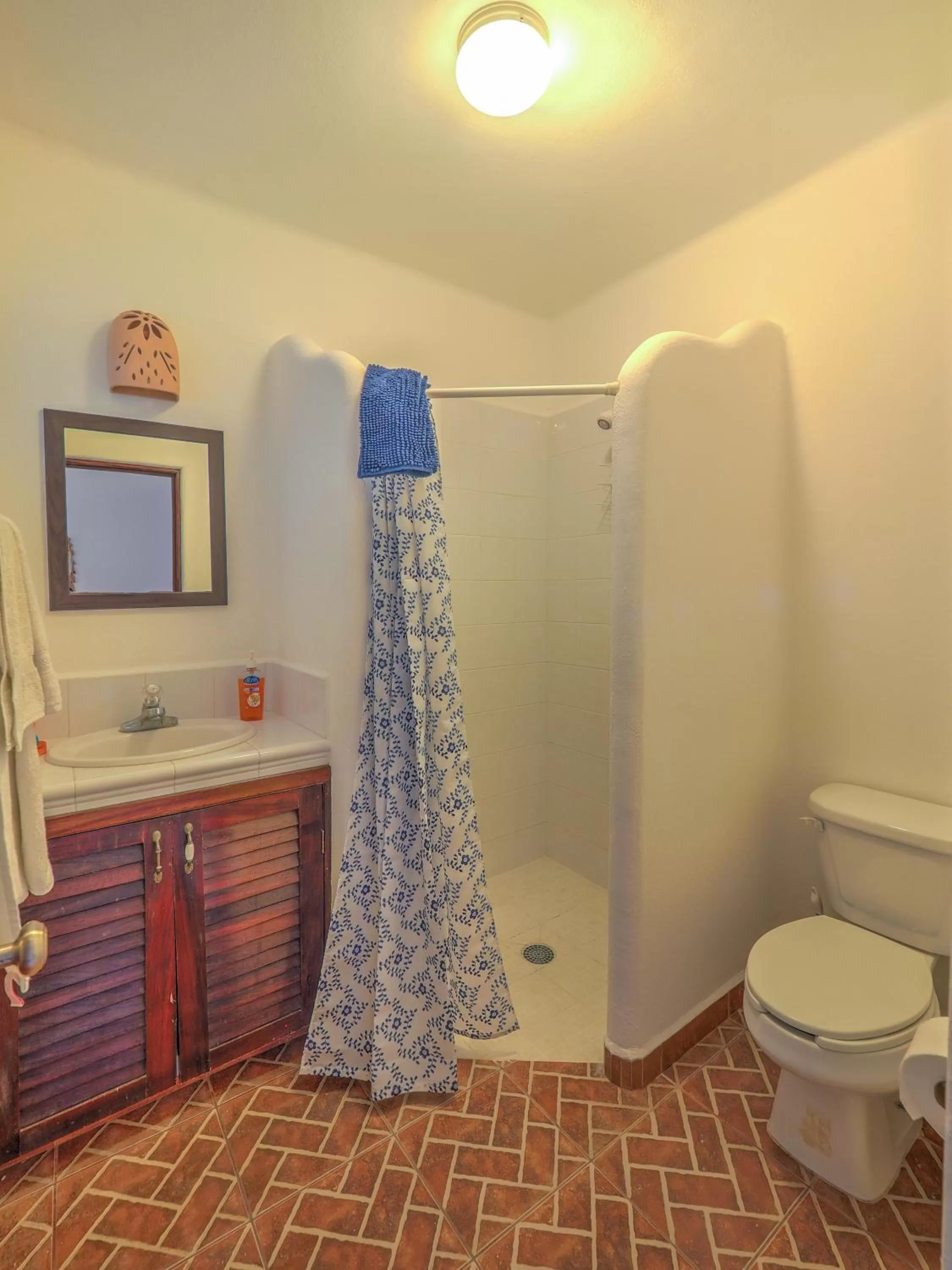 Bathroom in La Cruz Inn