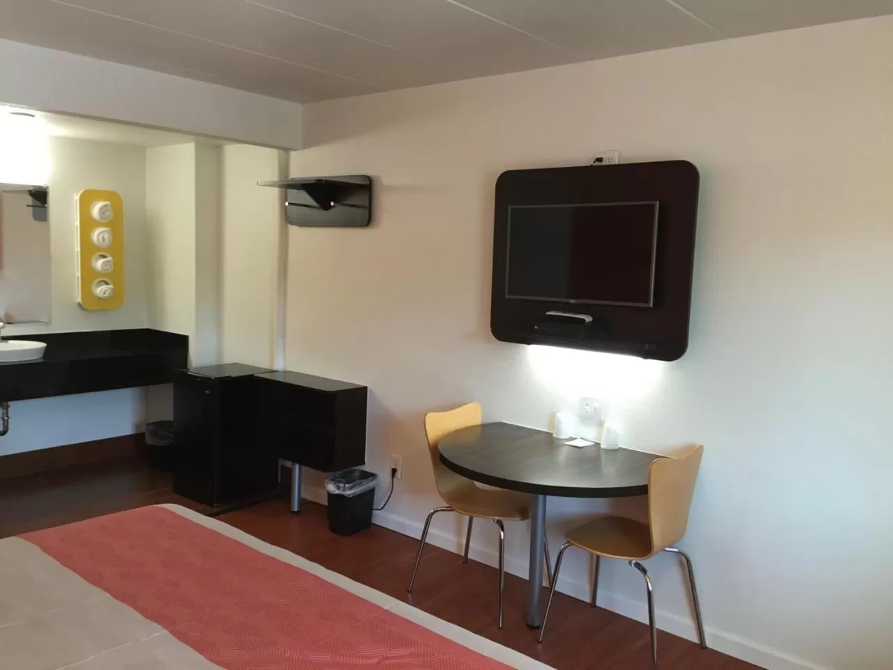 TV and multimedia in Motel 6-Glassboro, NJ - Rowan University