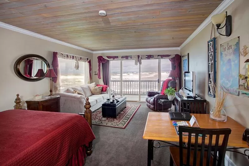 Bed in Lanai at the Cove