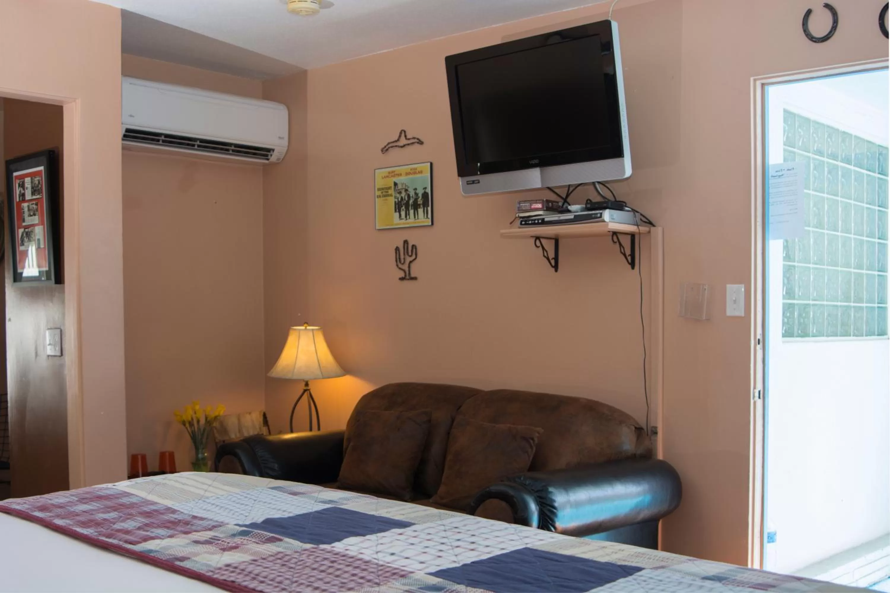 TV and multimedia in Palm Springs Rendezvous