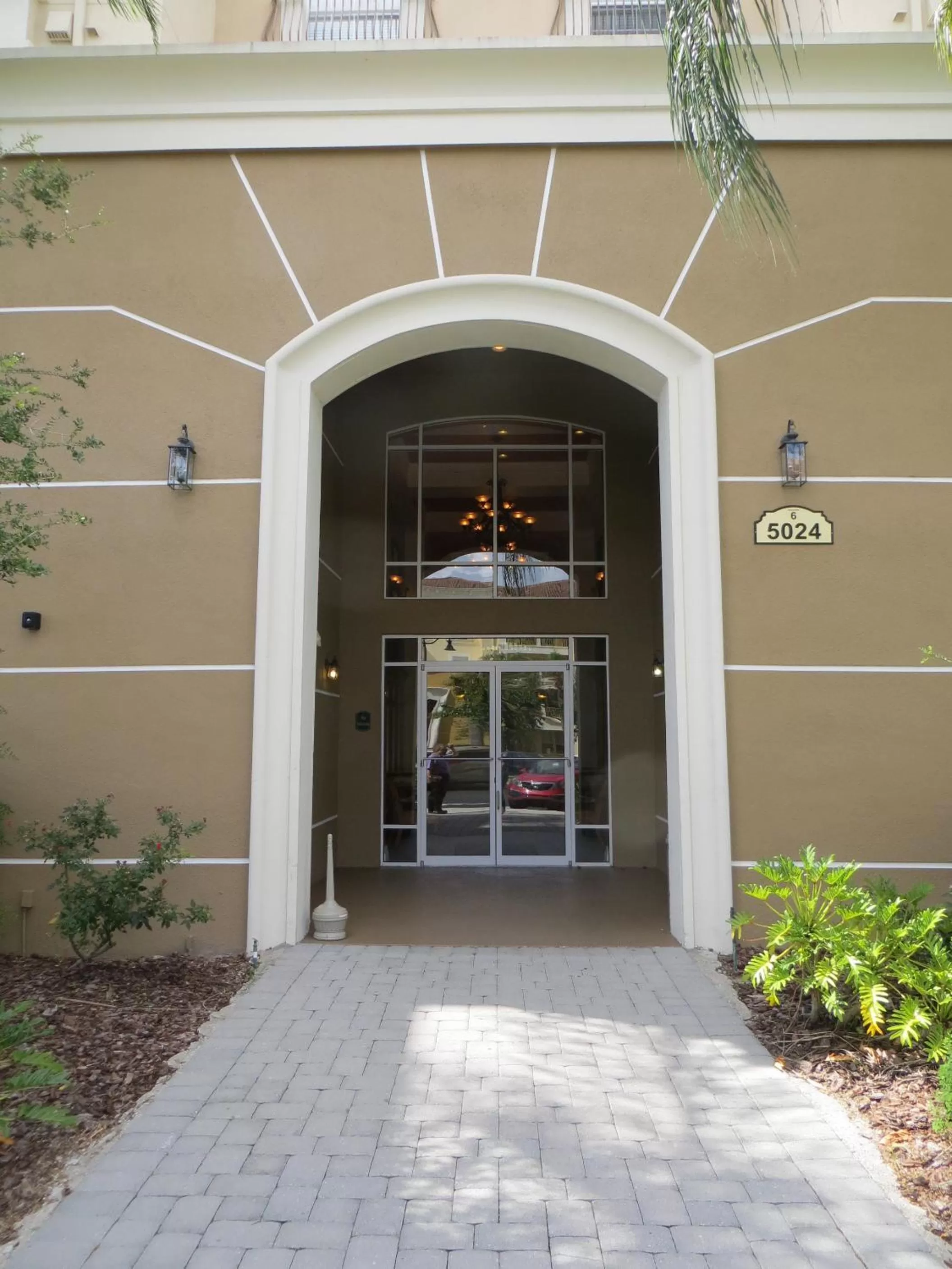 Facade/entrance in Vista Cay Resort by Millenium at Universal Blvd.