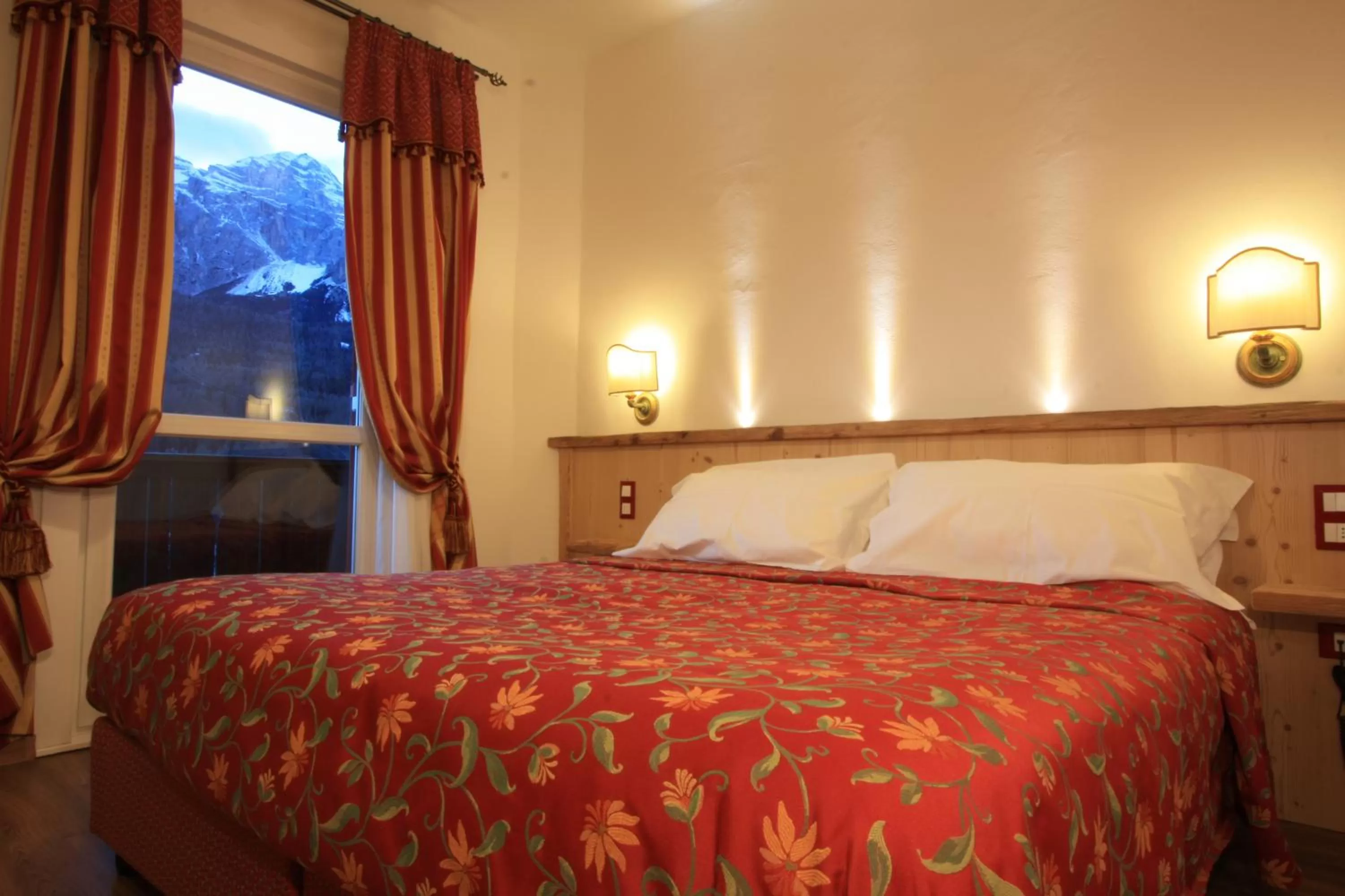 Mountain view, Bed in Hotel Trieste