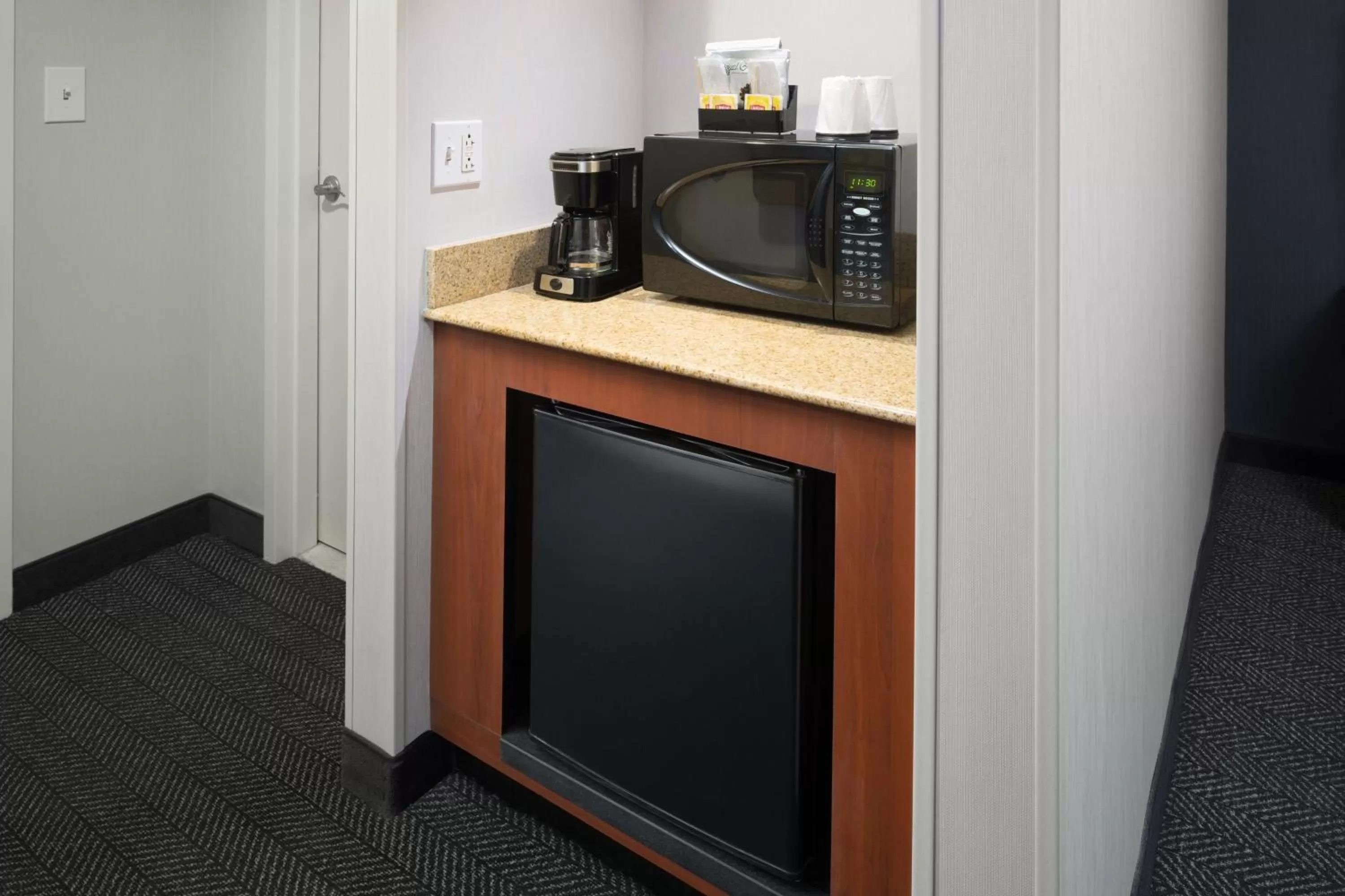 Photo of the whole room in Courtyard Shelton