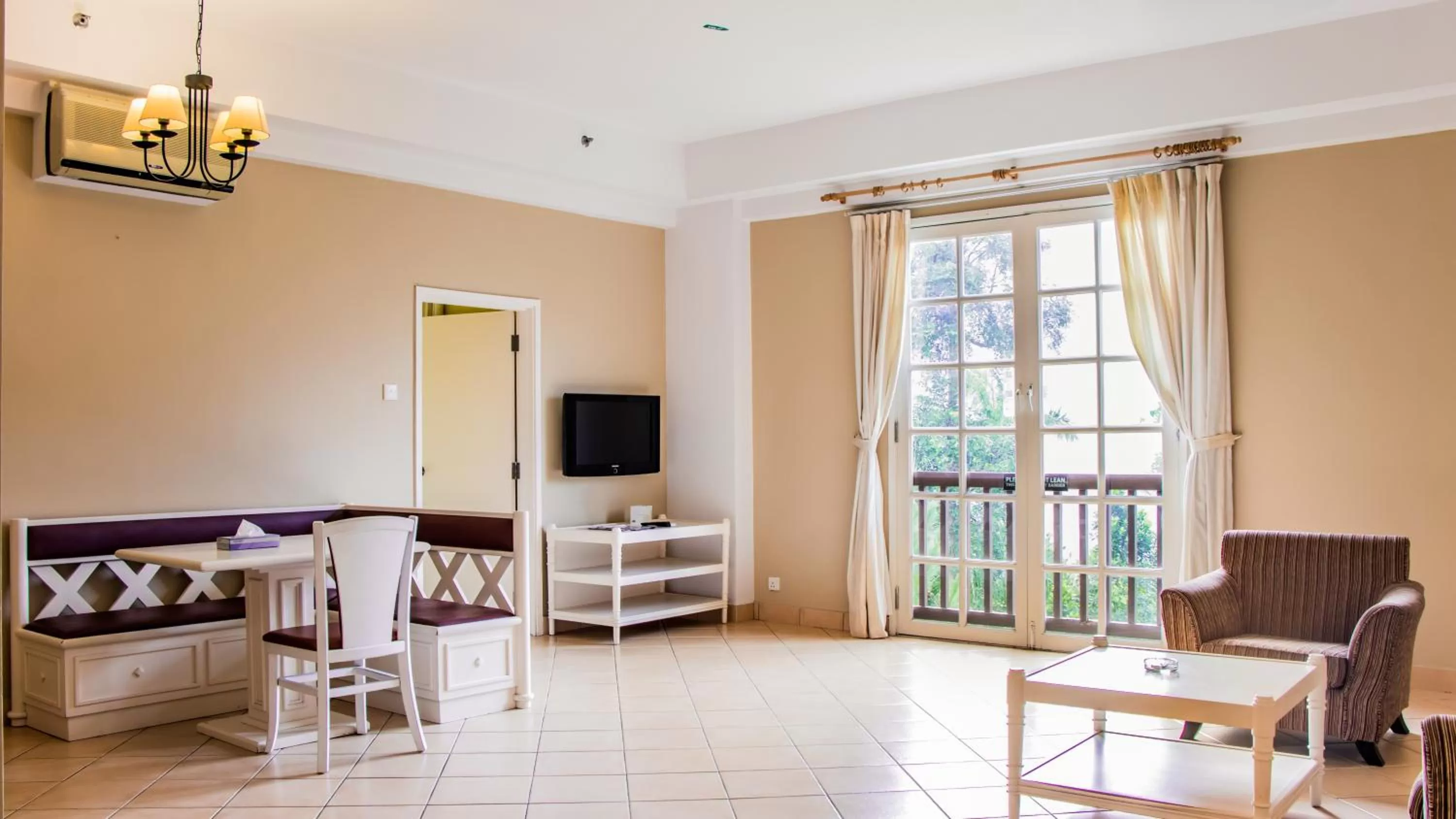 TV and multimedia in Colmar Tropicale