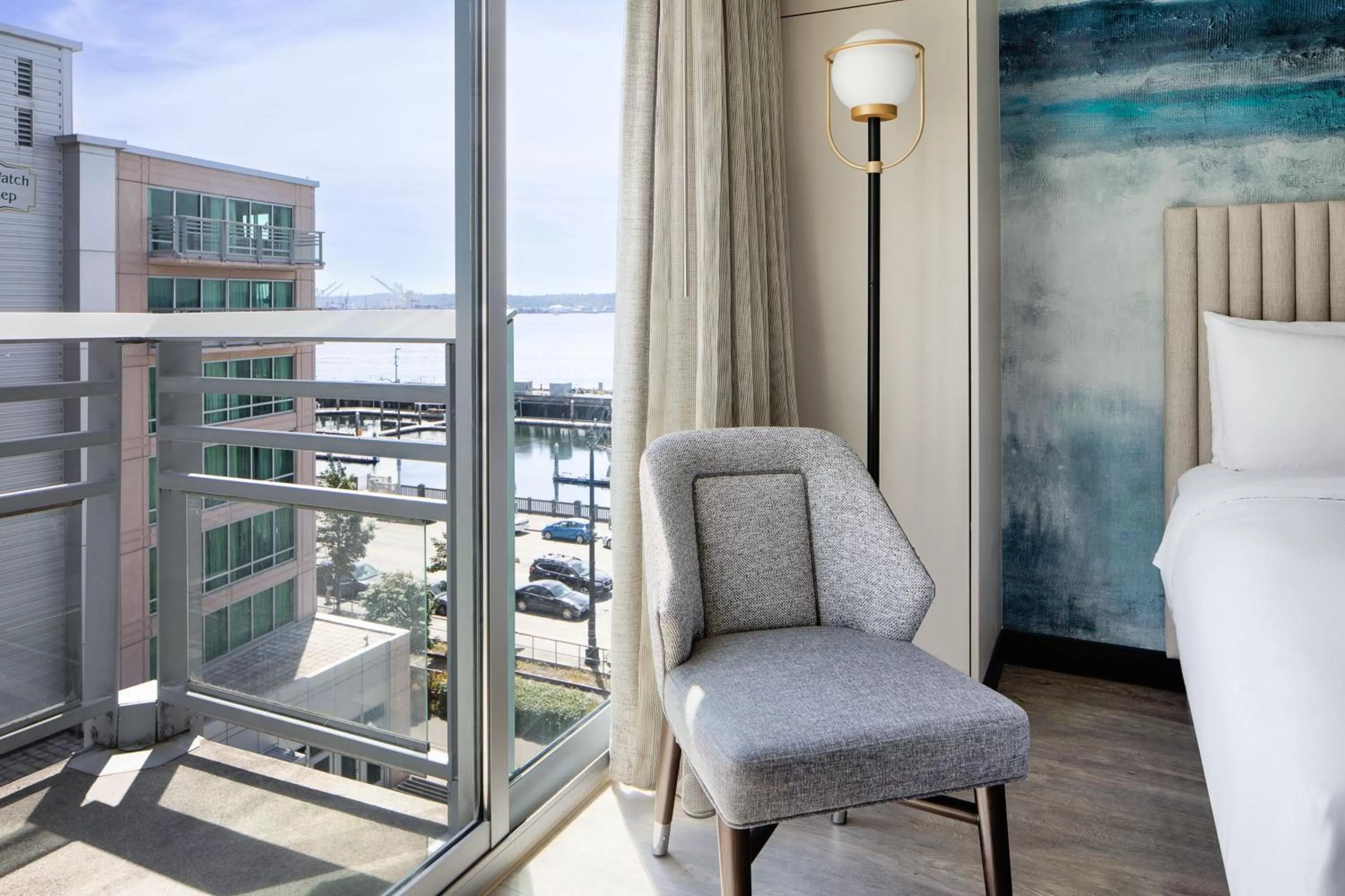 Photo of the whole room in Seattle Marriott Waterfront