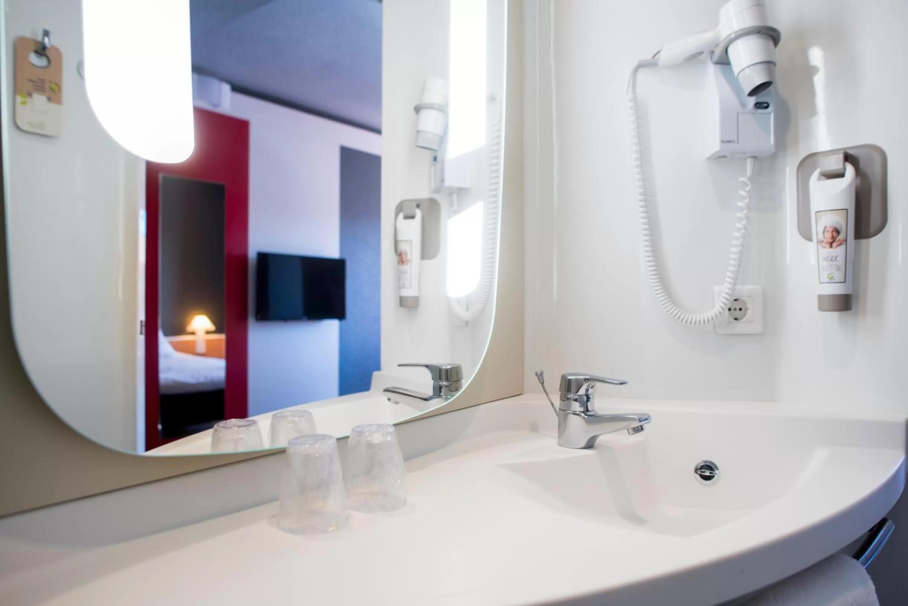 Photo of the whole room in Ibis Salamanca