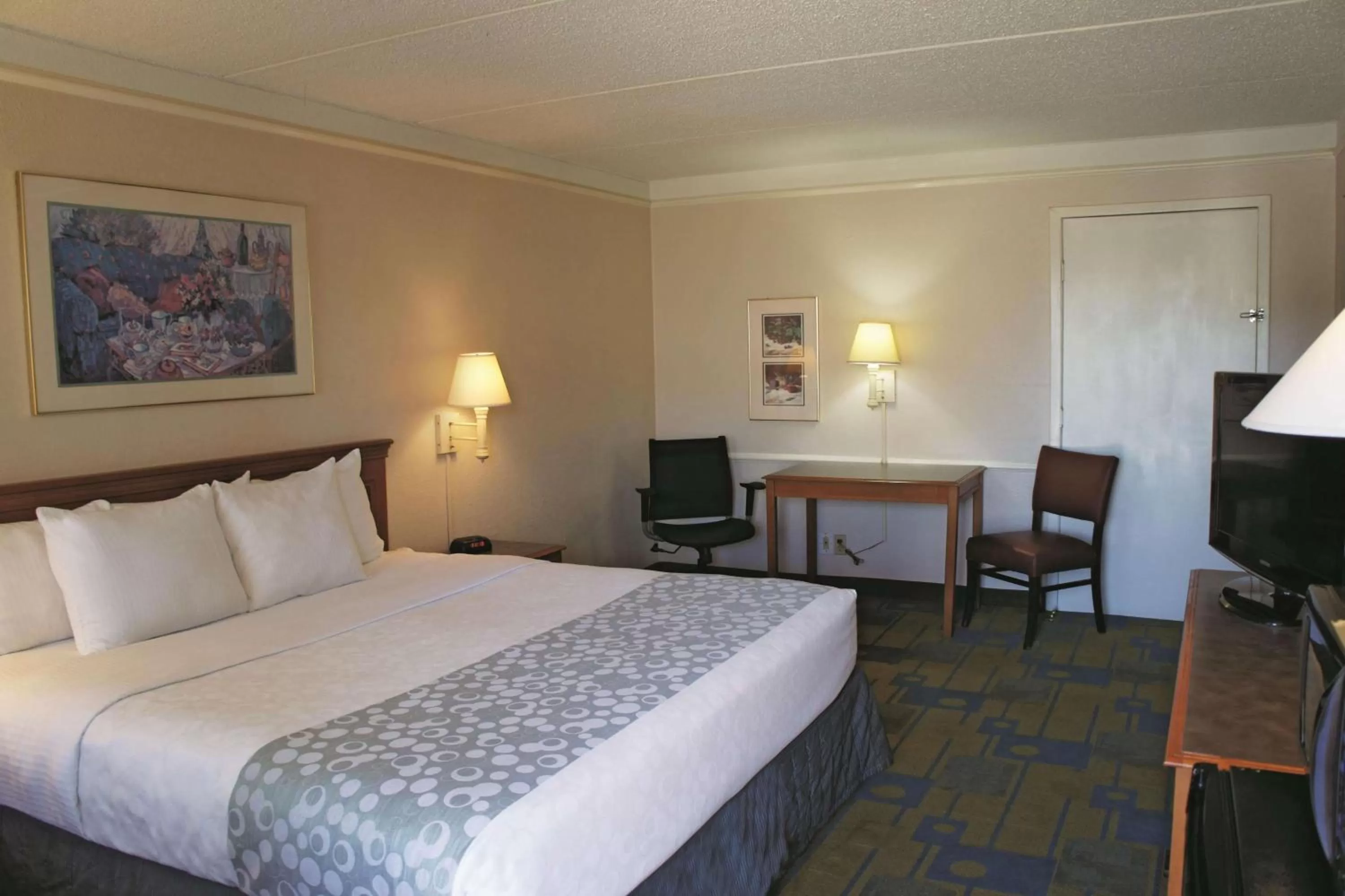 Photo of the whole room, Bed in La Quinta Inn by Wyndham Clute Lake Jackson