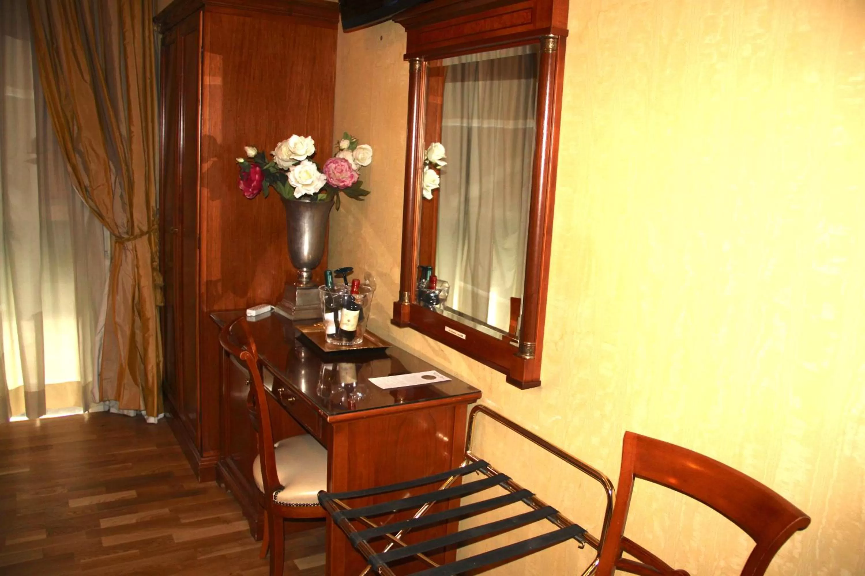 Photo of the whole room in Luxury Rooms H 2000 Roma