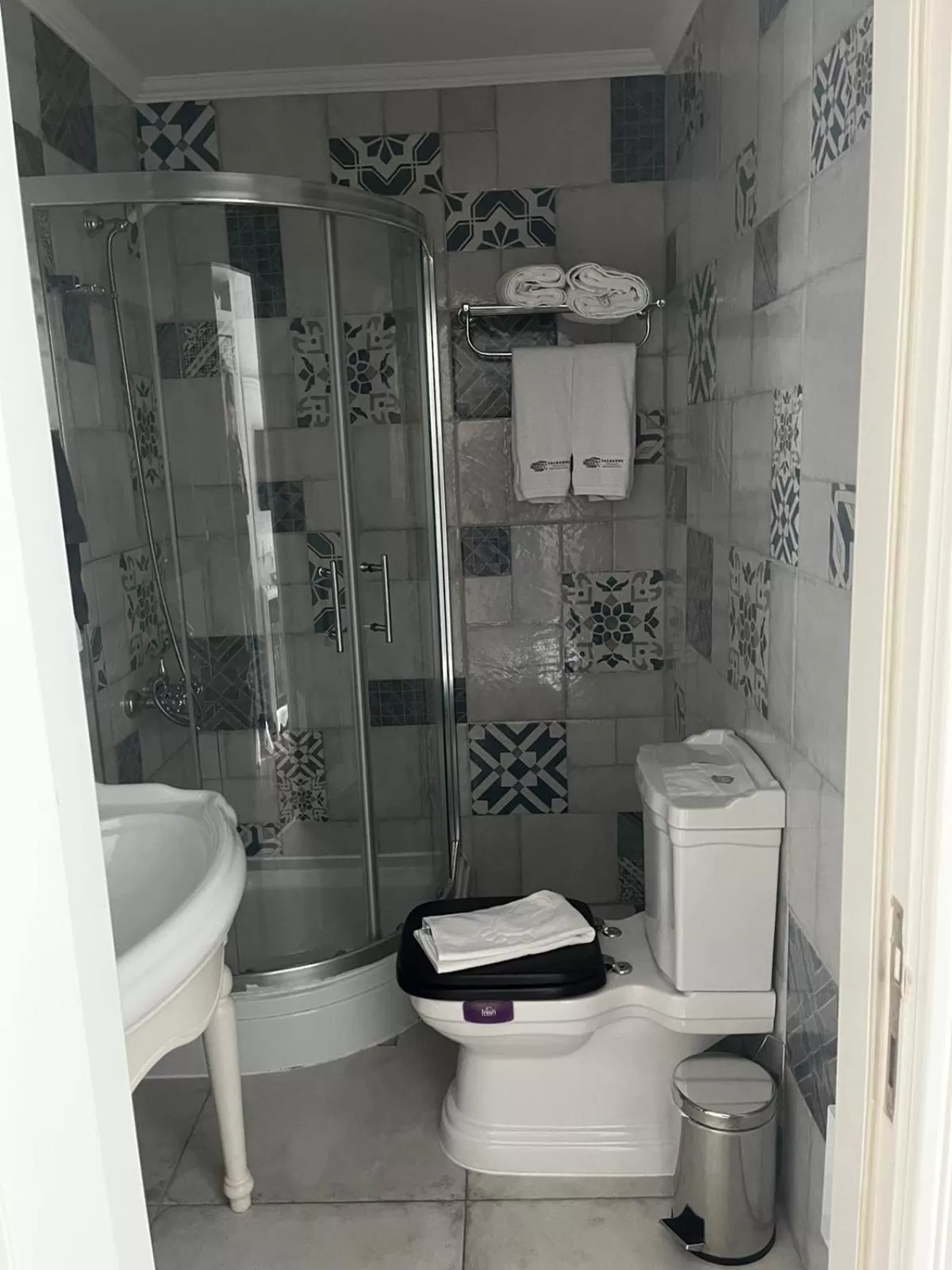 Shower in Salbakos Herakleia Hotel