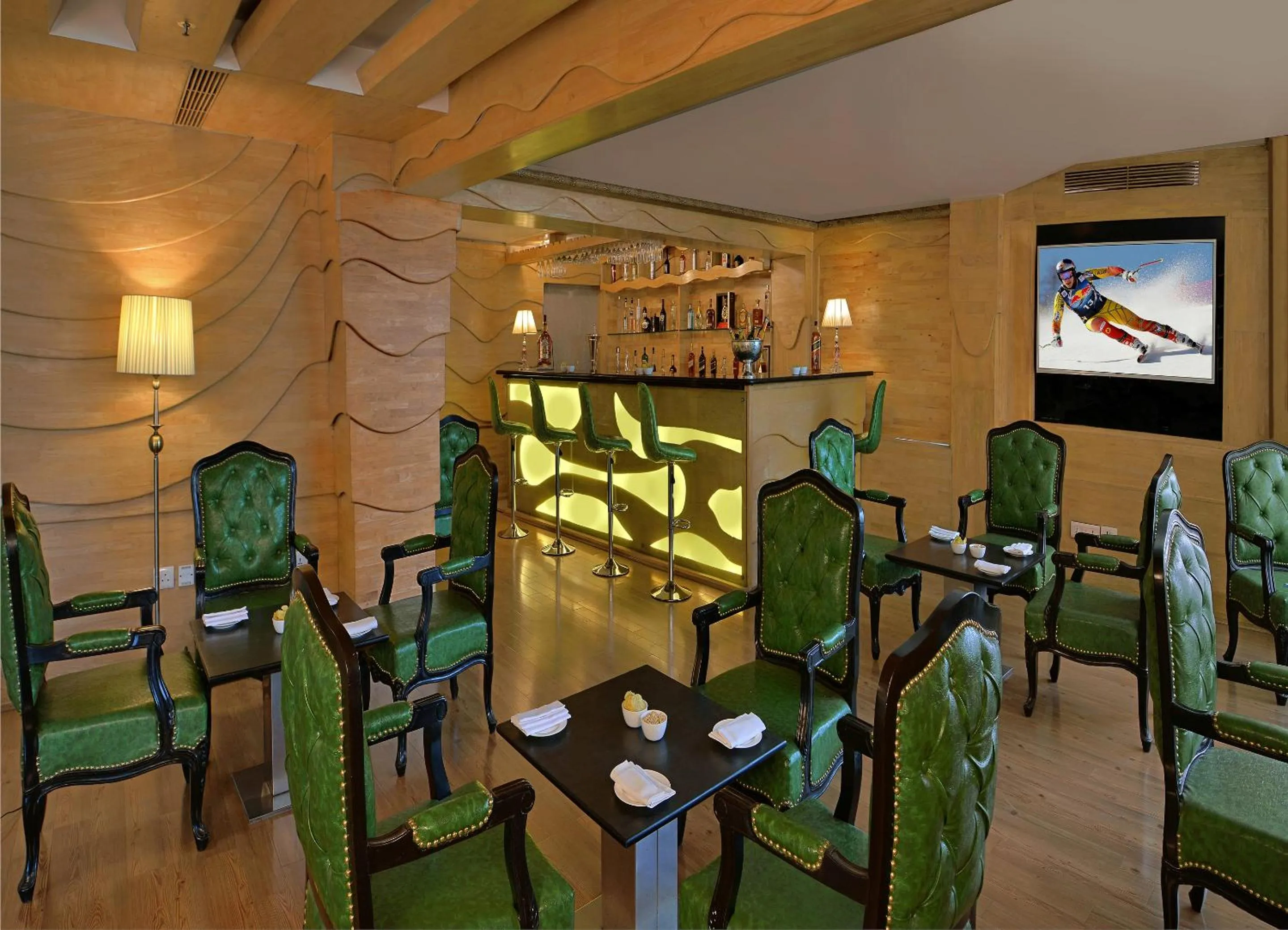 Restaurant/places to eat in Taurus Sarovar Portico