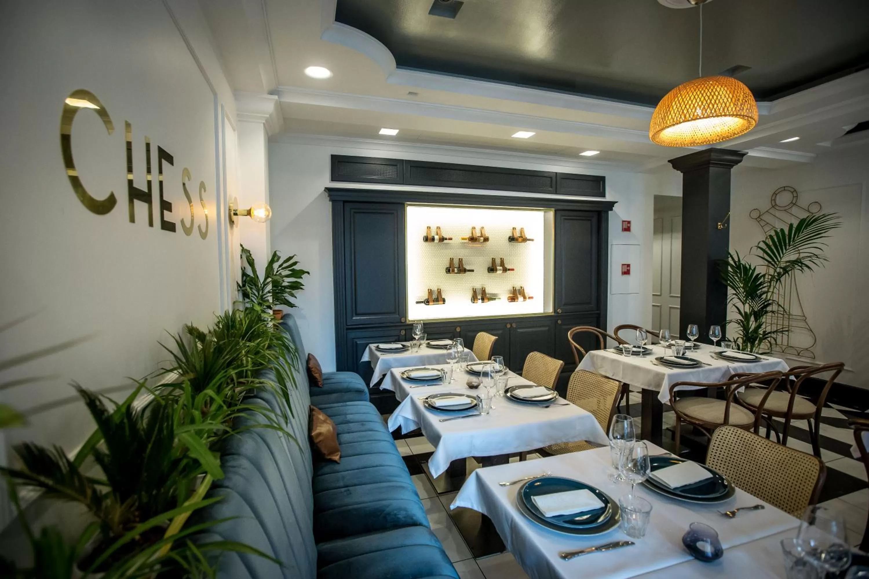 Restaurant/places to eat in Queen's Court Hotel & Residence