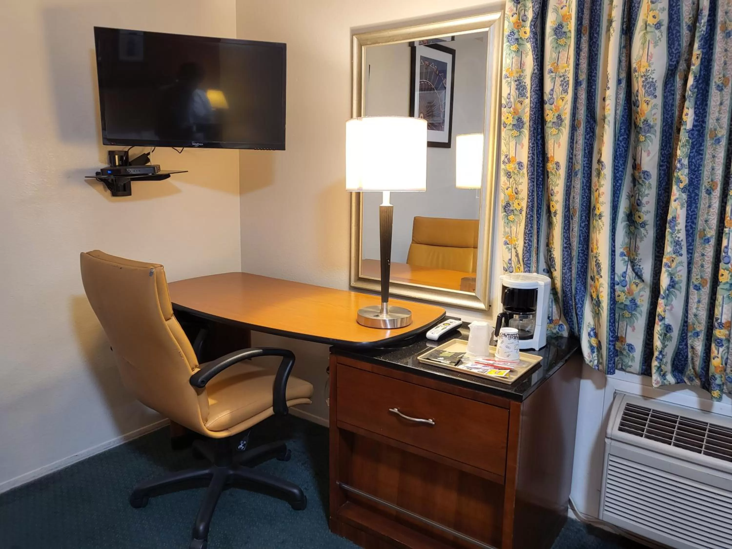 TV and multimedia, TV/Entertainment Center in Star Inn Barstow
