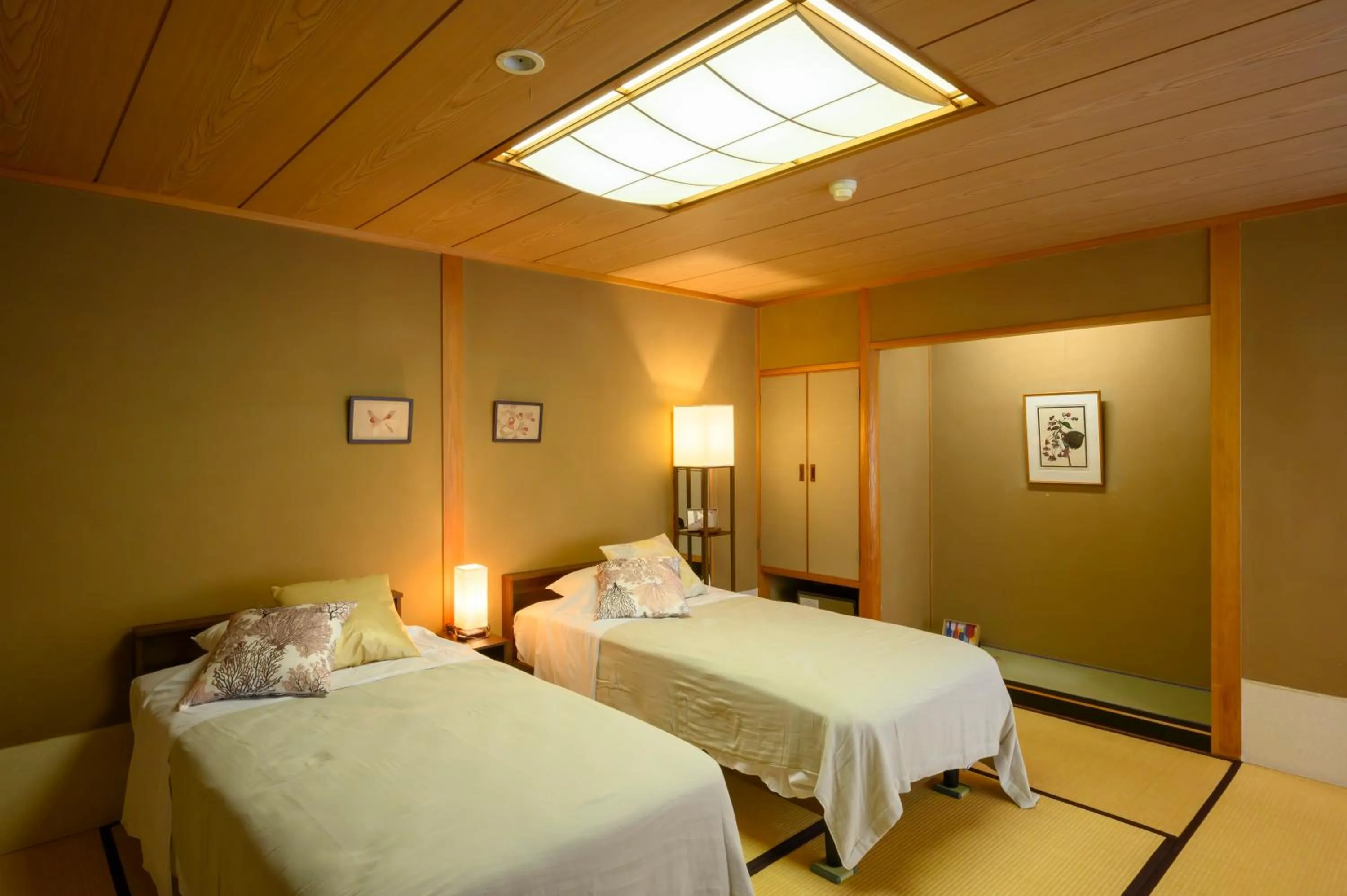 Bed in Senkeien Tsukioka Hotel