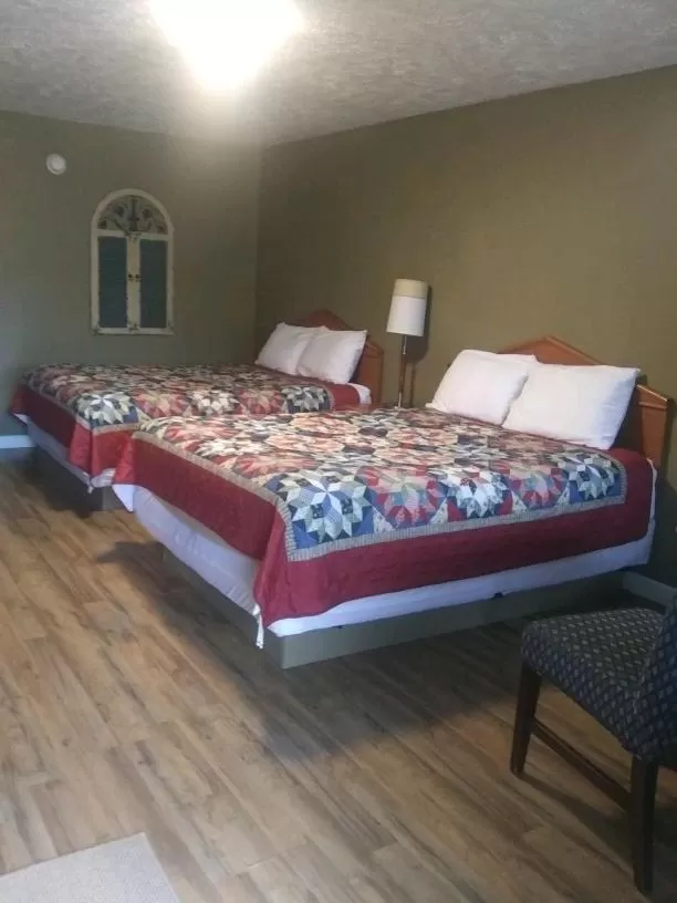 Bed in Whispering Creek Lodging & RV Resort