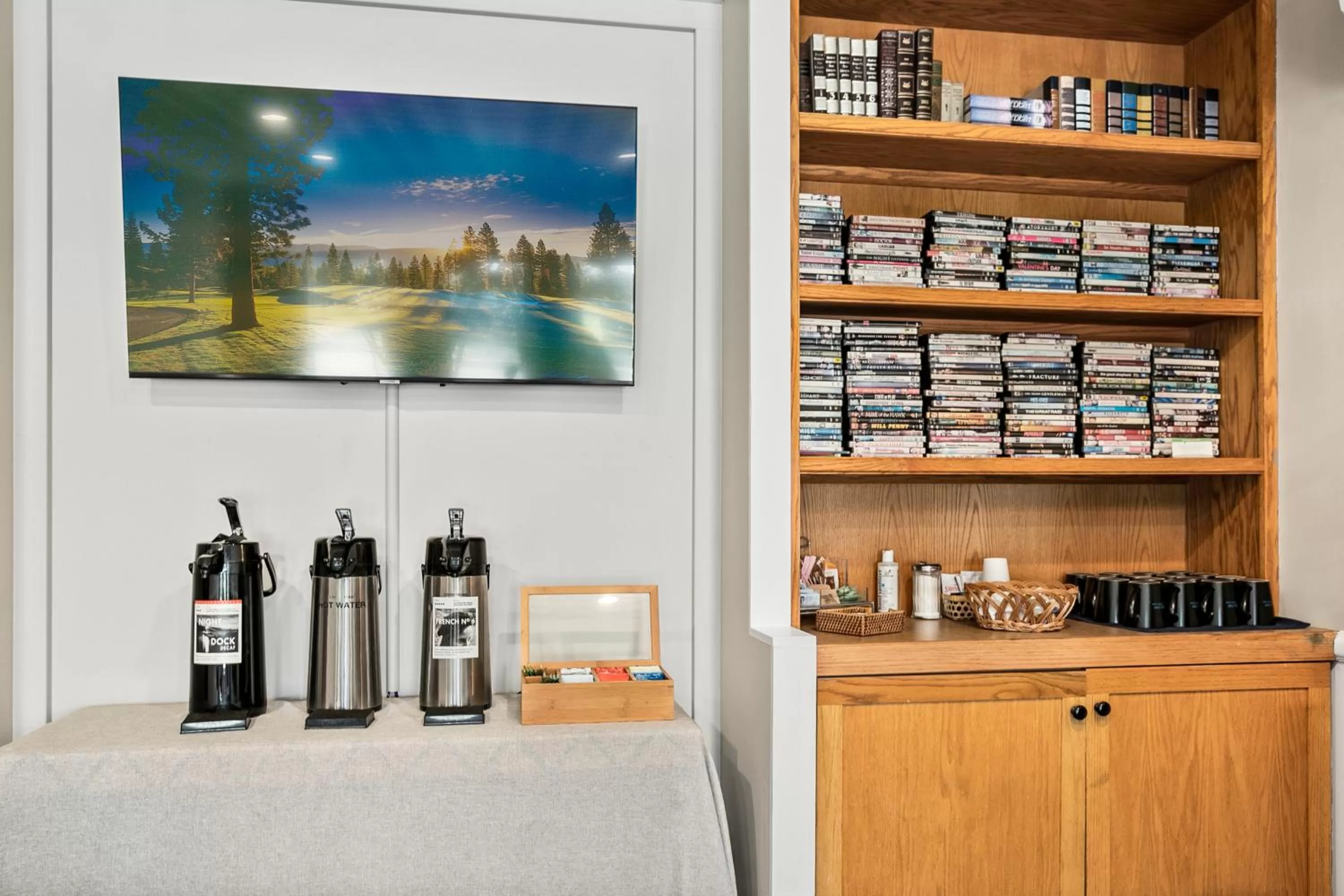 Coffee/tea facilities in Saratoga Inn