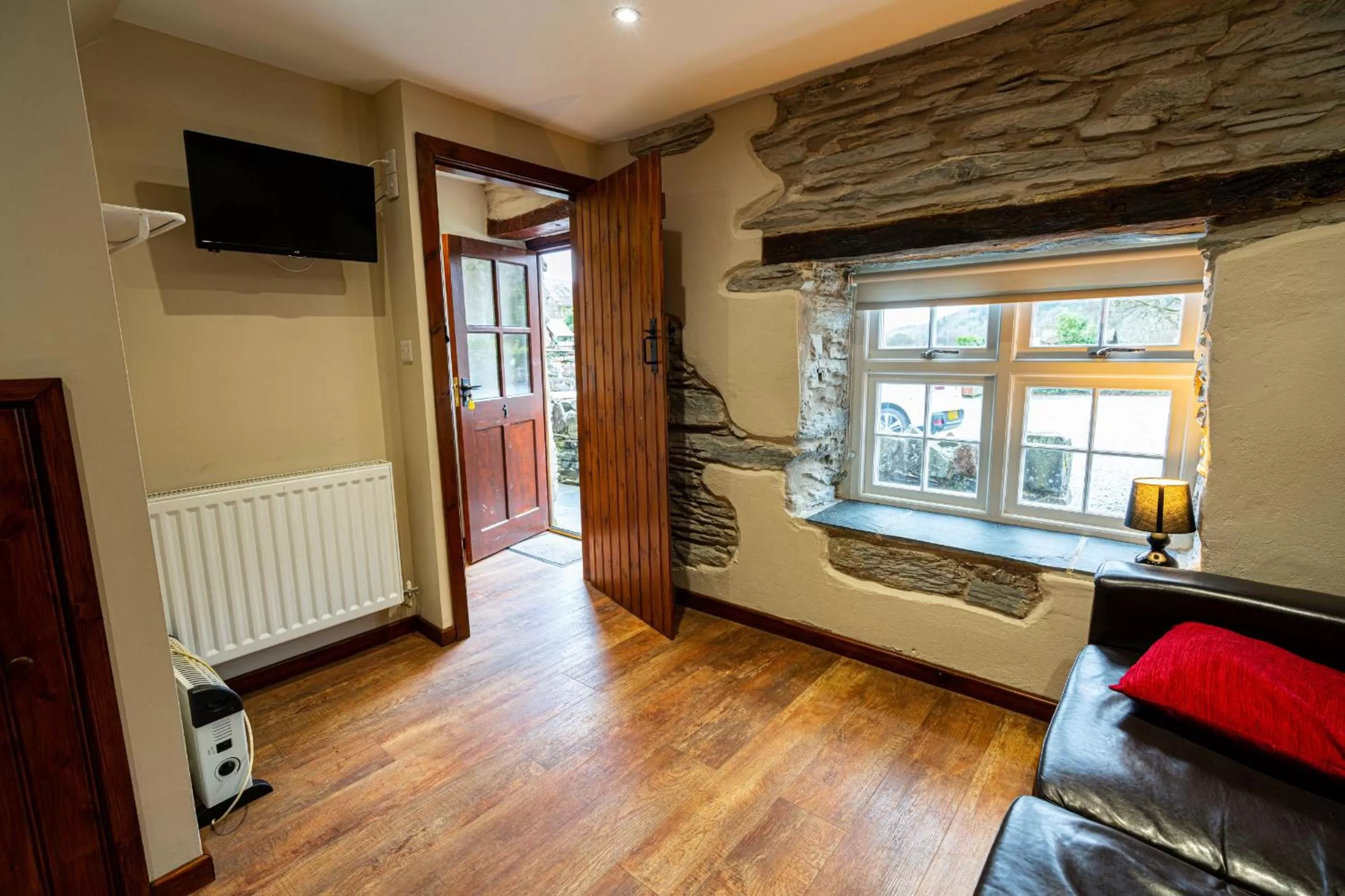 Living room, TV/Entertainment Center in Grapes Hotel, Bar & Restaurant