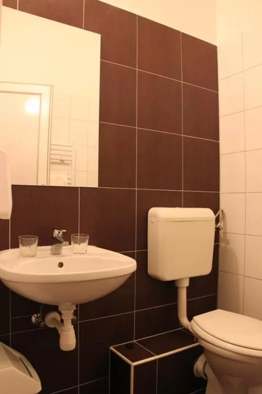 Bathroom in Teke Bowling Centrum és Sport Panzió