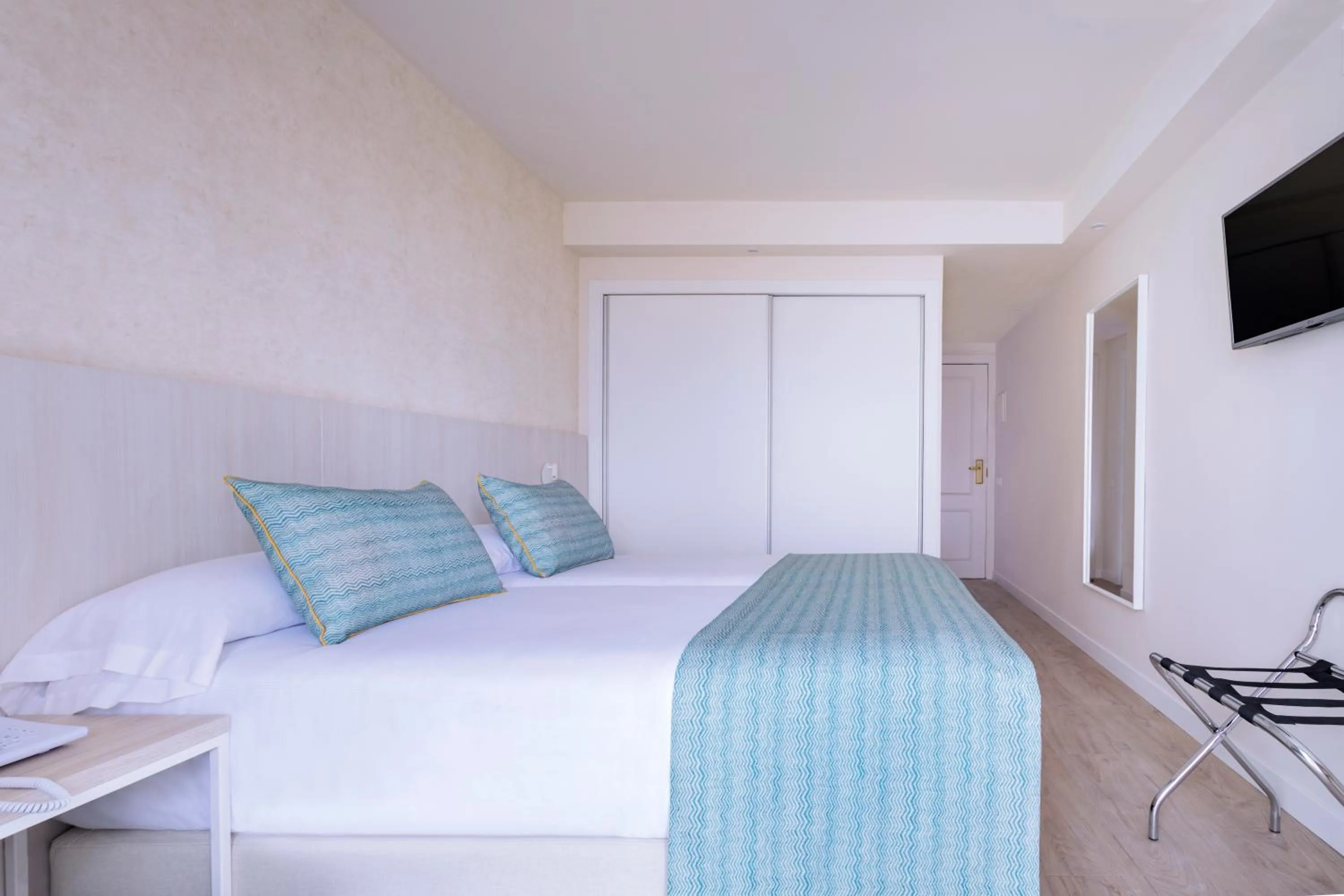 Photo of the whole room, Bed in Palmasol