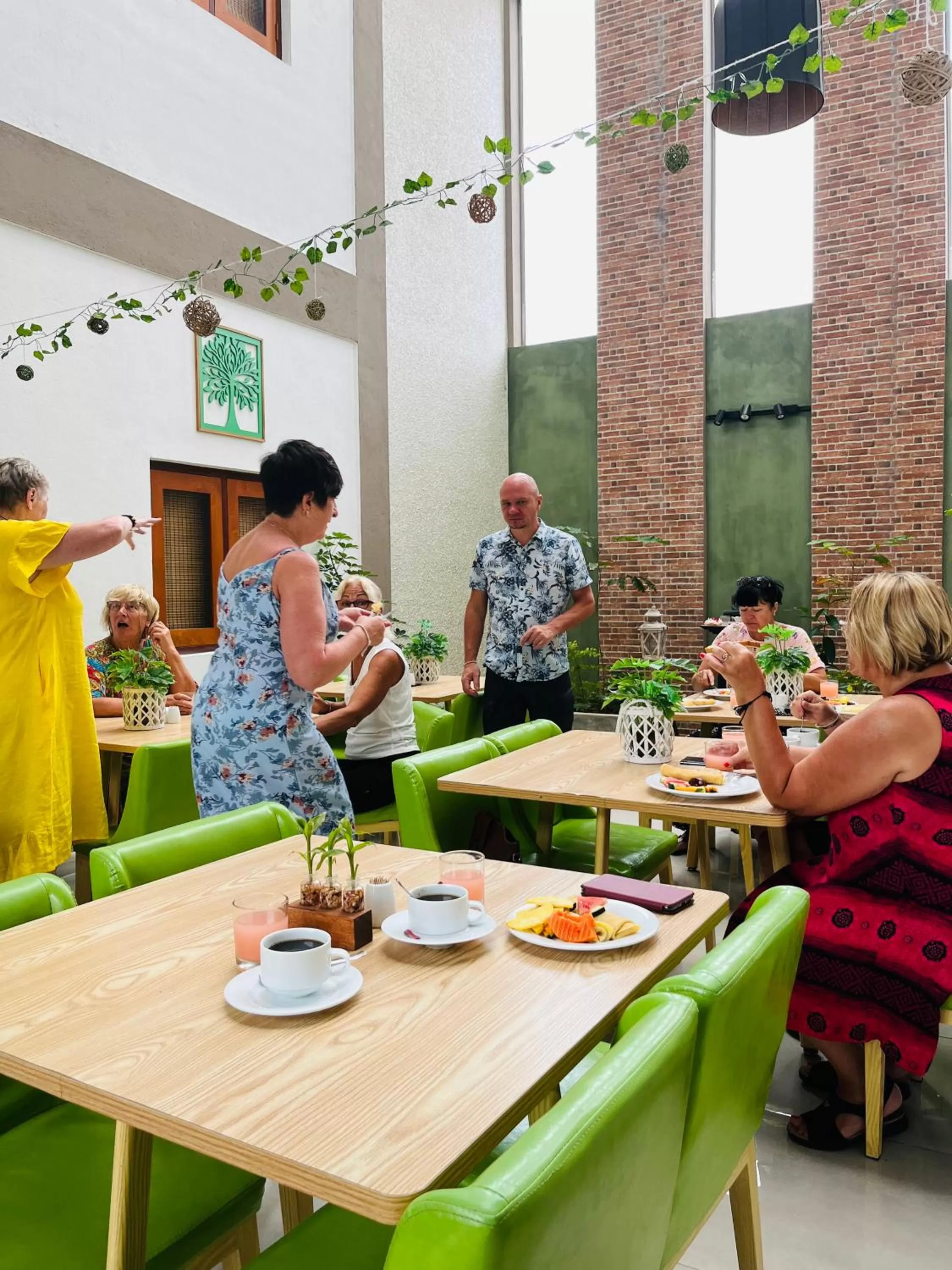 Restaurant/places to eat in J leaf Hotel by Blue Bird