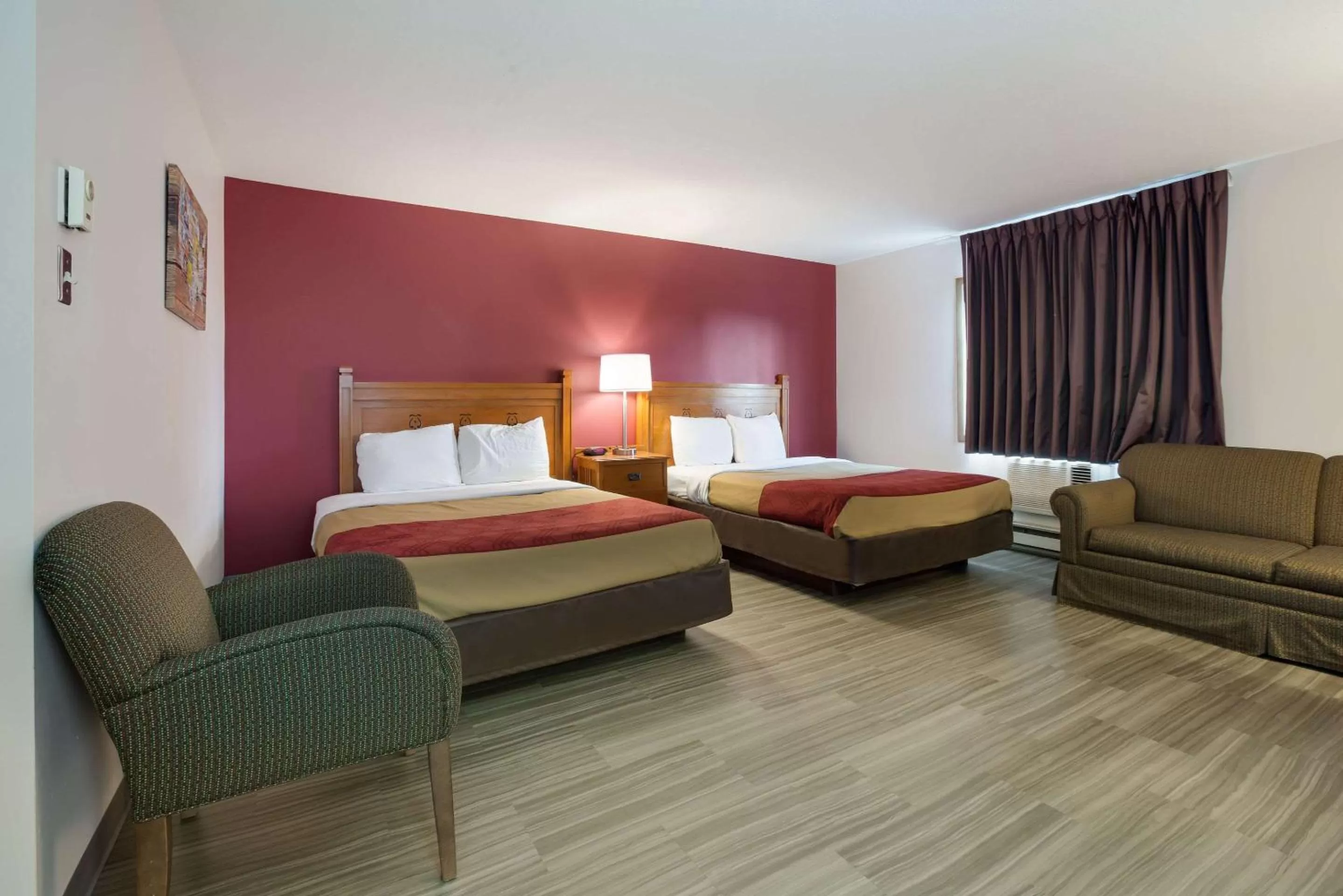 Photo of the whole room, Bed in Econo Lodge Inn & Suites Escanaba North