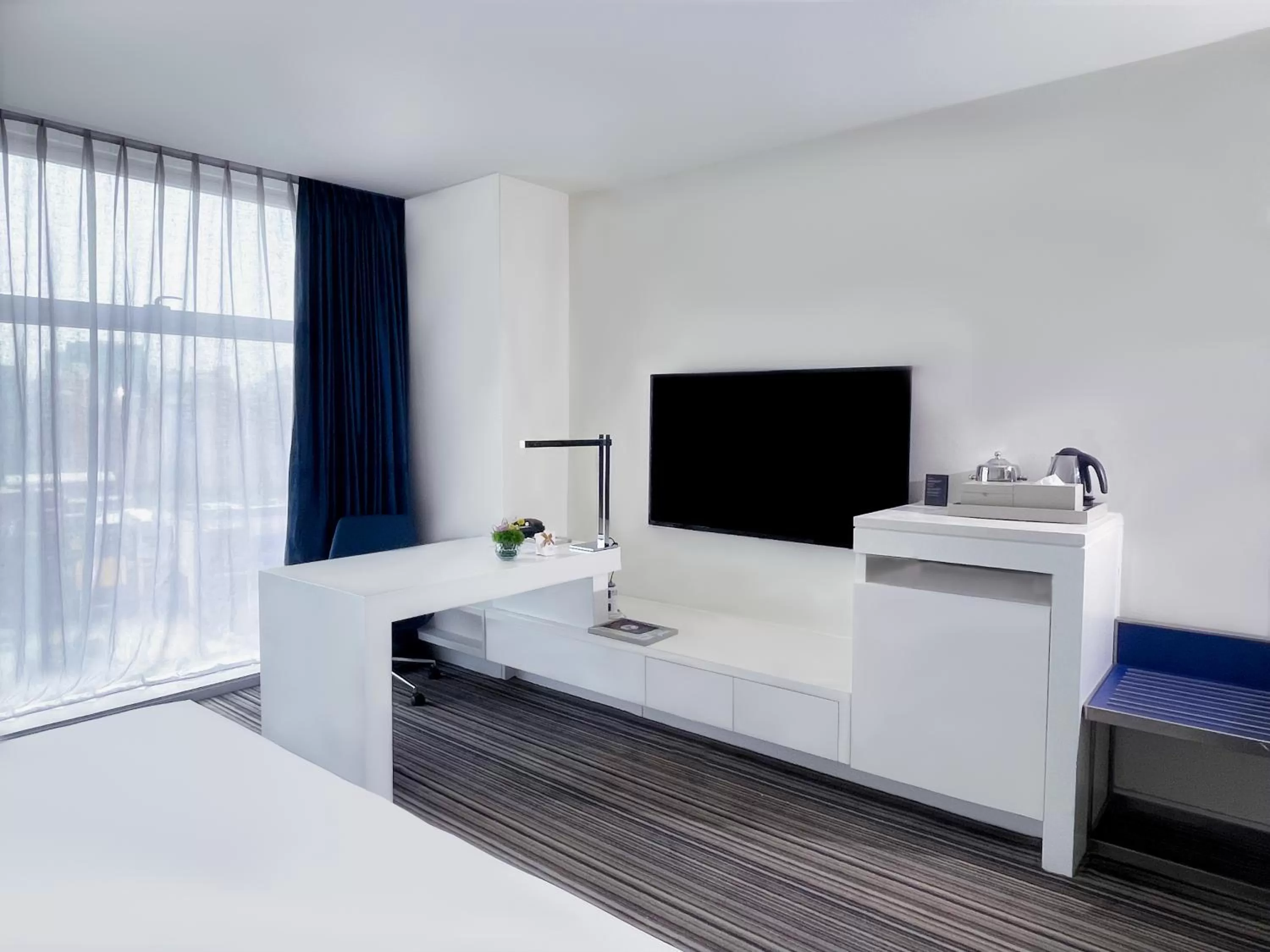 TV and multimedia, Bed in Grand Mercure Shanghai Century Park- Free Shuttle Bus to SNIEC