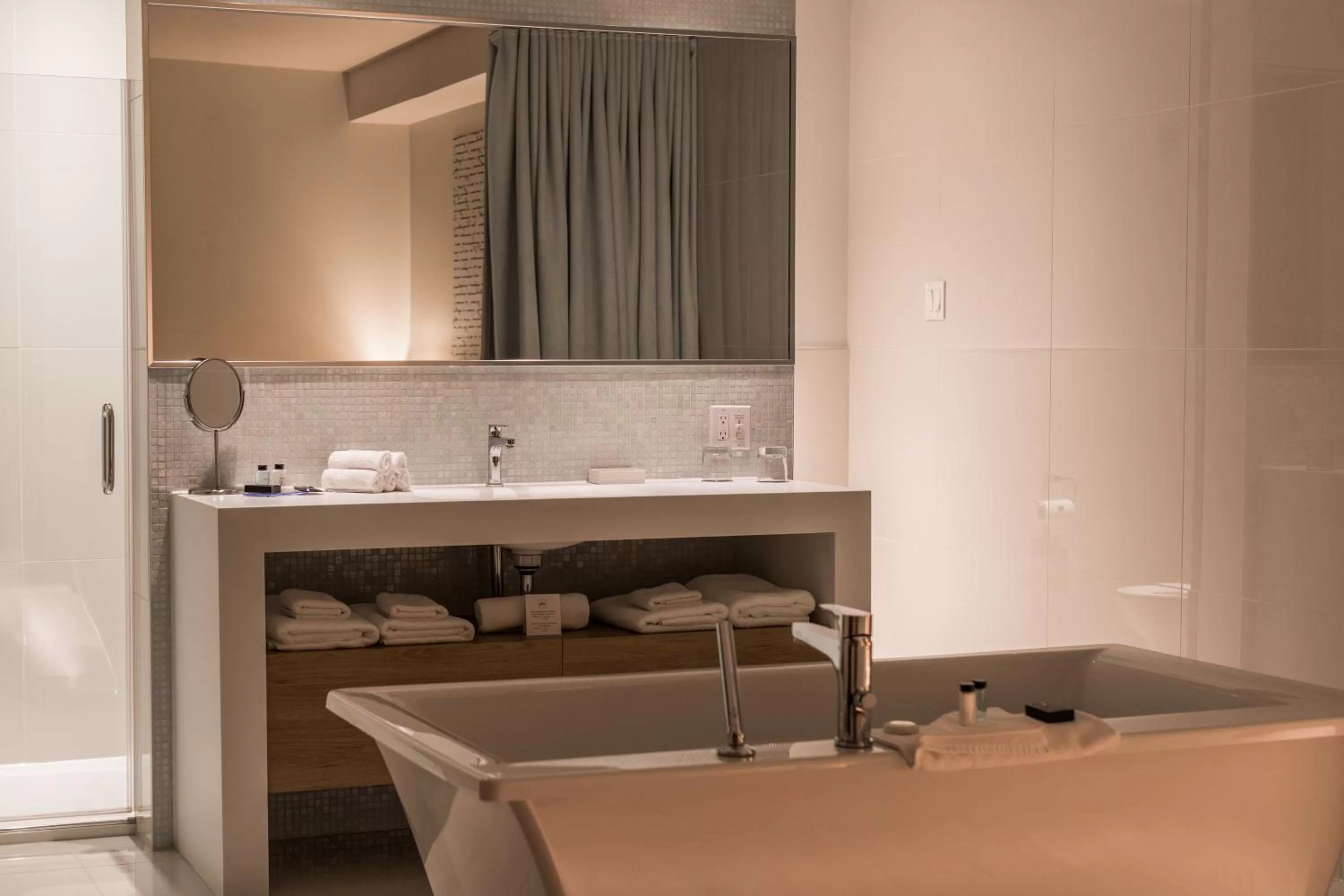 Shower in Hôtel du Domaine, centre de villégiature et de congrès